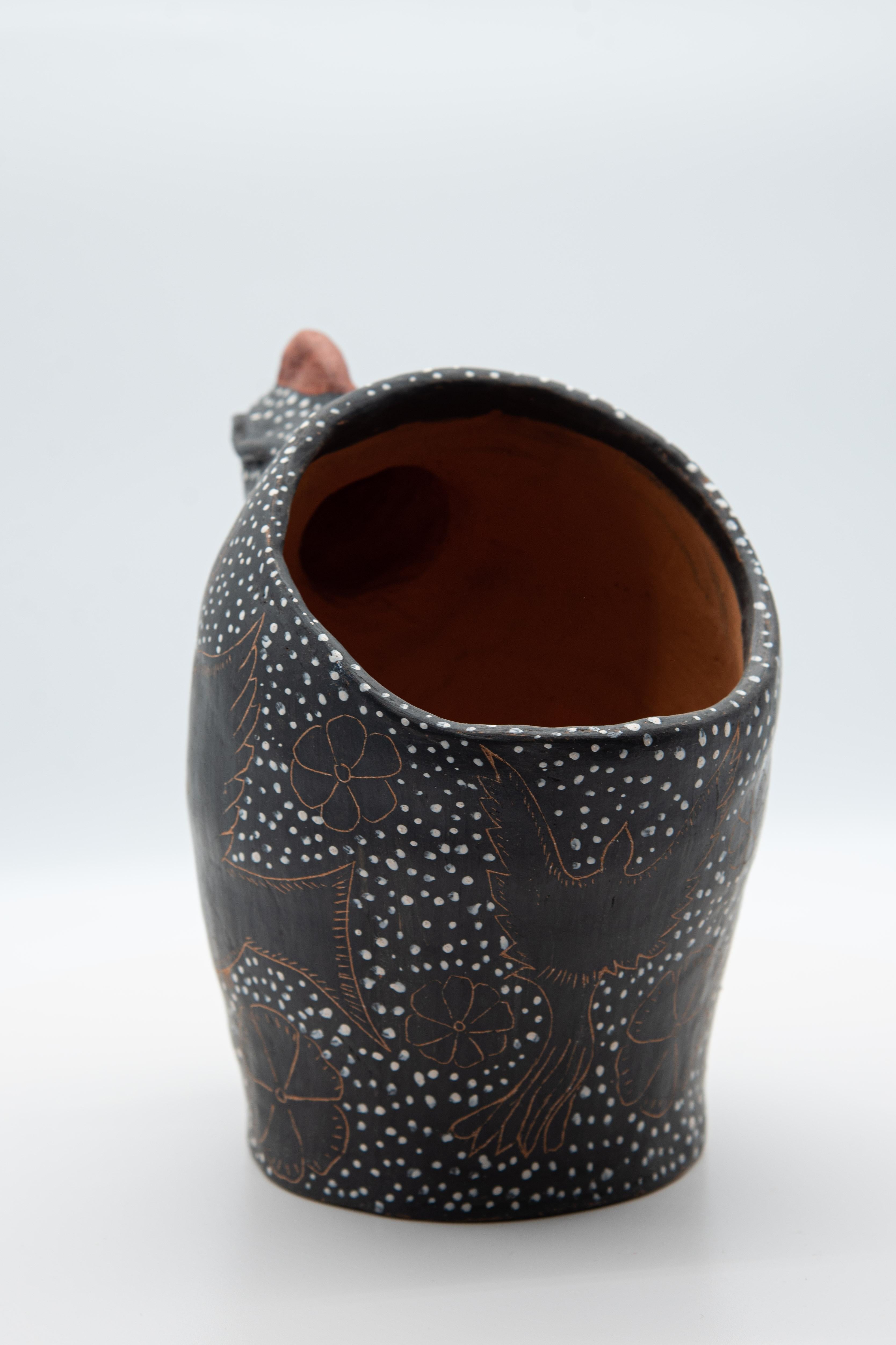 Cette poule mexicaine en céramique est un panier à œufs, parfait pour conserver les œufs au frais. Il s'agit d'une pièce de cuisine utilitaire de l'artiste Manuel Reyes. Fabriqué avec de l'argile de Oaxaca et de Zacatecas, peint avec des oxydes de