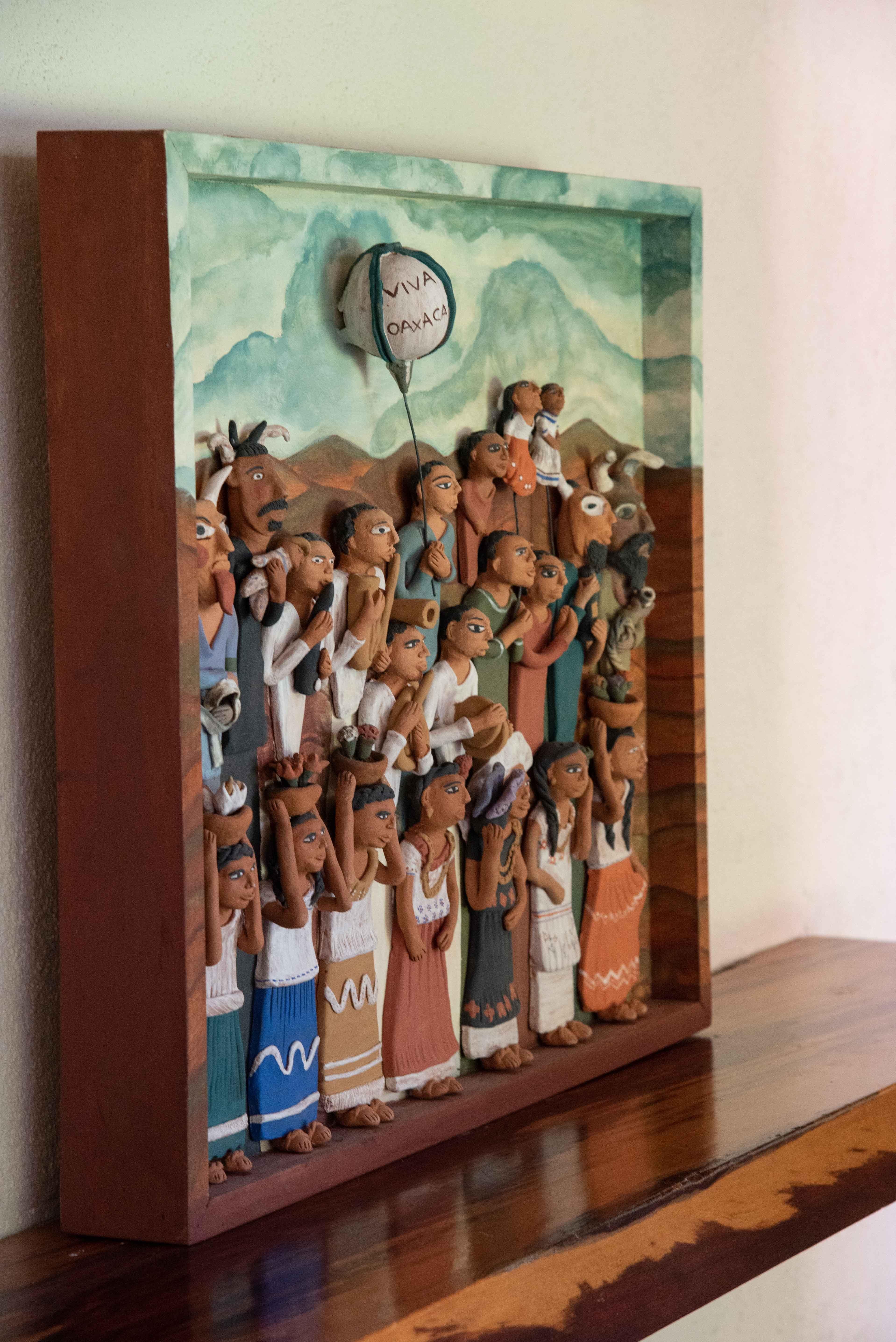 Dieses Volkskunstwerk ist eine schöne Darstellung des Candela-Festes in Yanhuitlan, Oaxaca. Ein folkloristischer Wandbehang, der Musiker, Tänzer und Traditionen darstellt. 

Der Künstler Manuel Reyes lebt in Yanhuitlan. Er stellt diese Arbeit aus