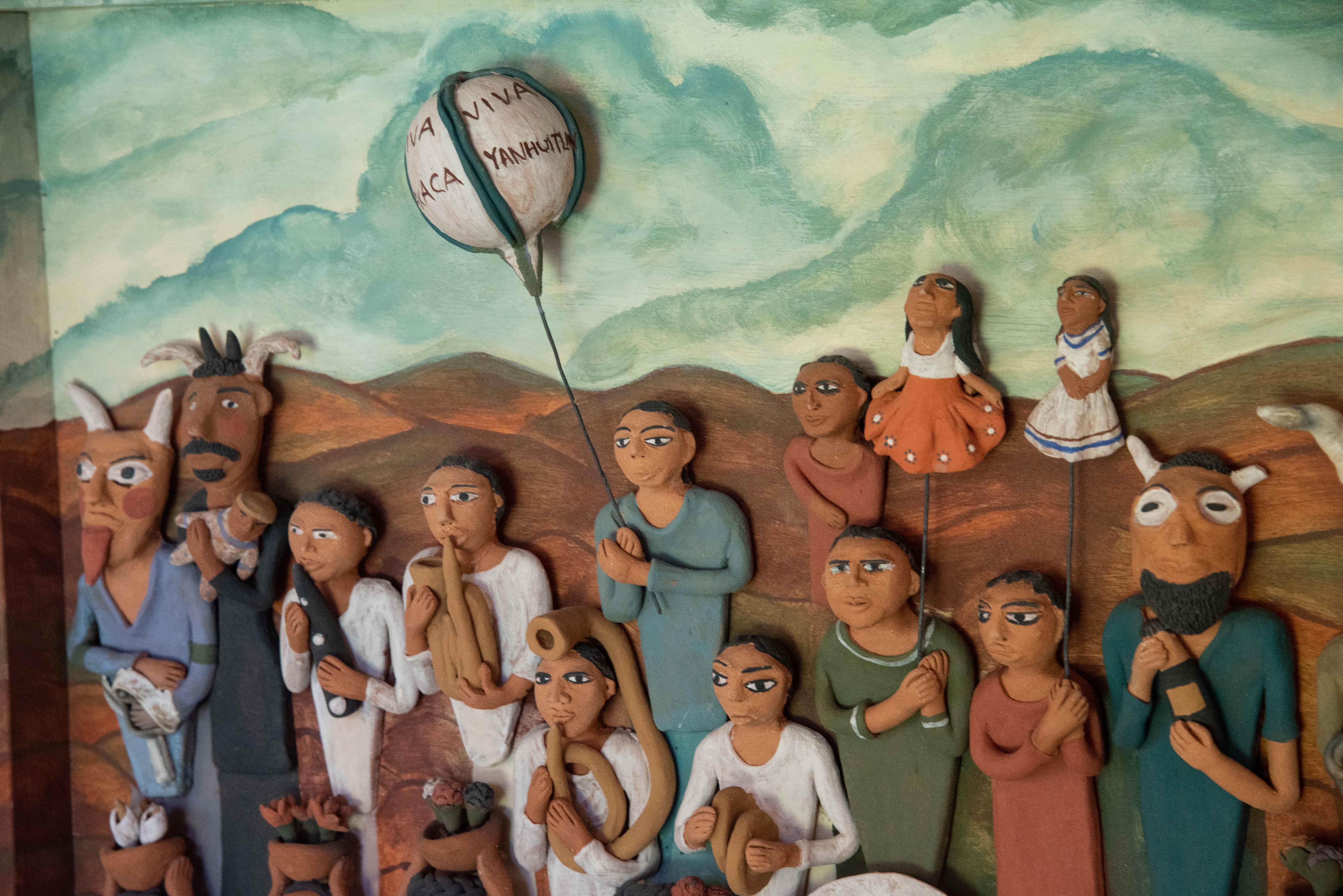Mexikanische volkstümliche Wandfiguren aus brüniertem Ton mit Holzrahmen aus Oaxaca, Volkskunst (21. Jahrhundert und zeitgenössisch) im Angebot