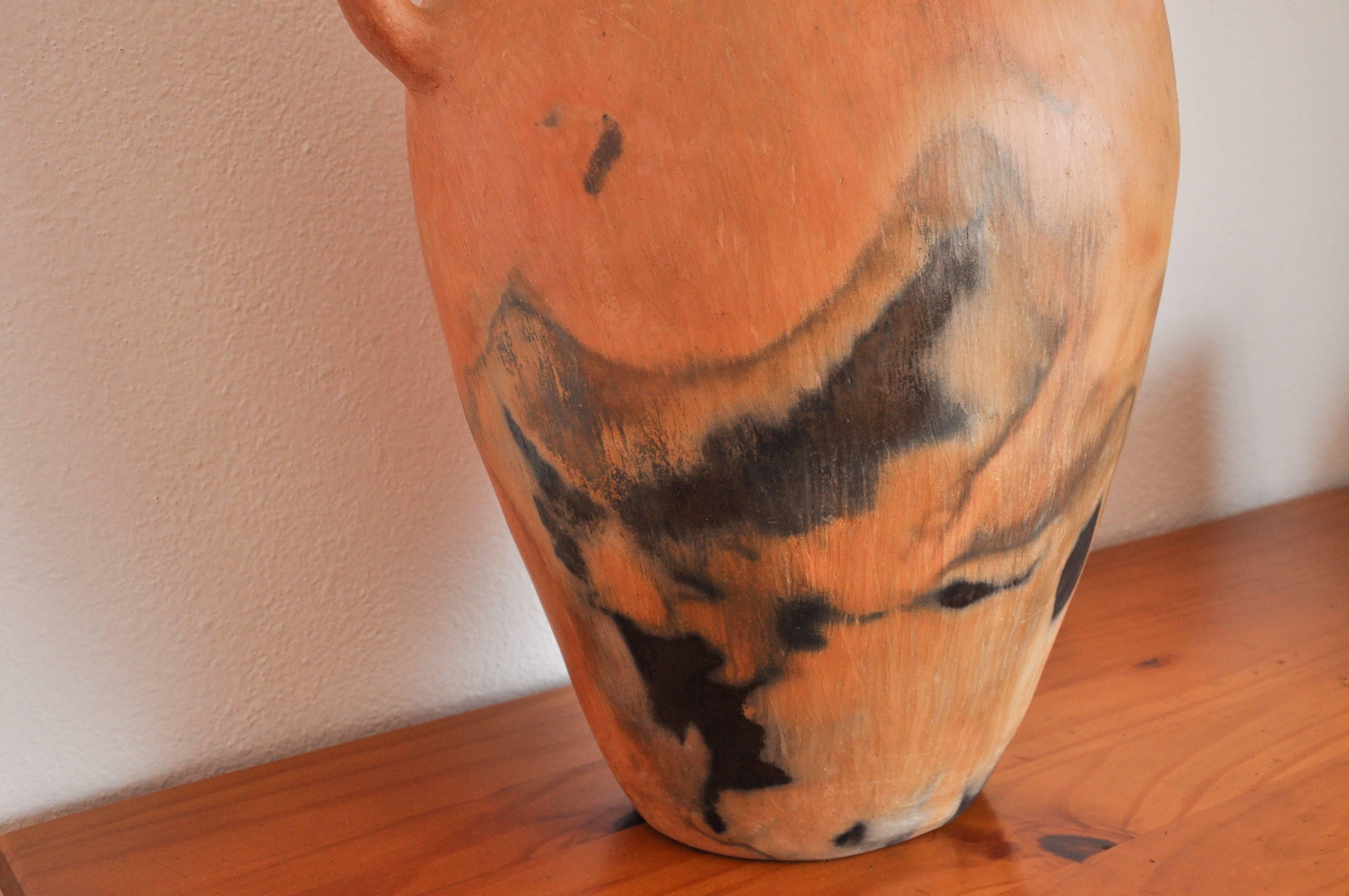 Mexikanische mexikanische Vase aus brüniertem Ton, Volkskunst, antik, vorspanisch, handgefertigt mit Griffen (Rustikal) im Angebot