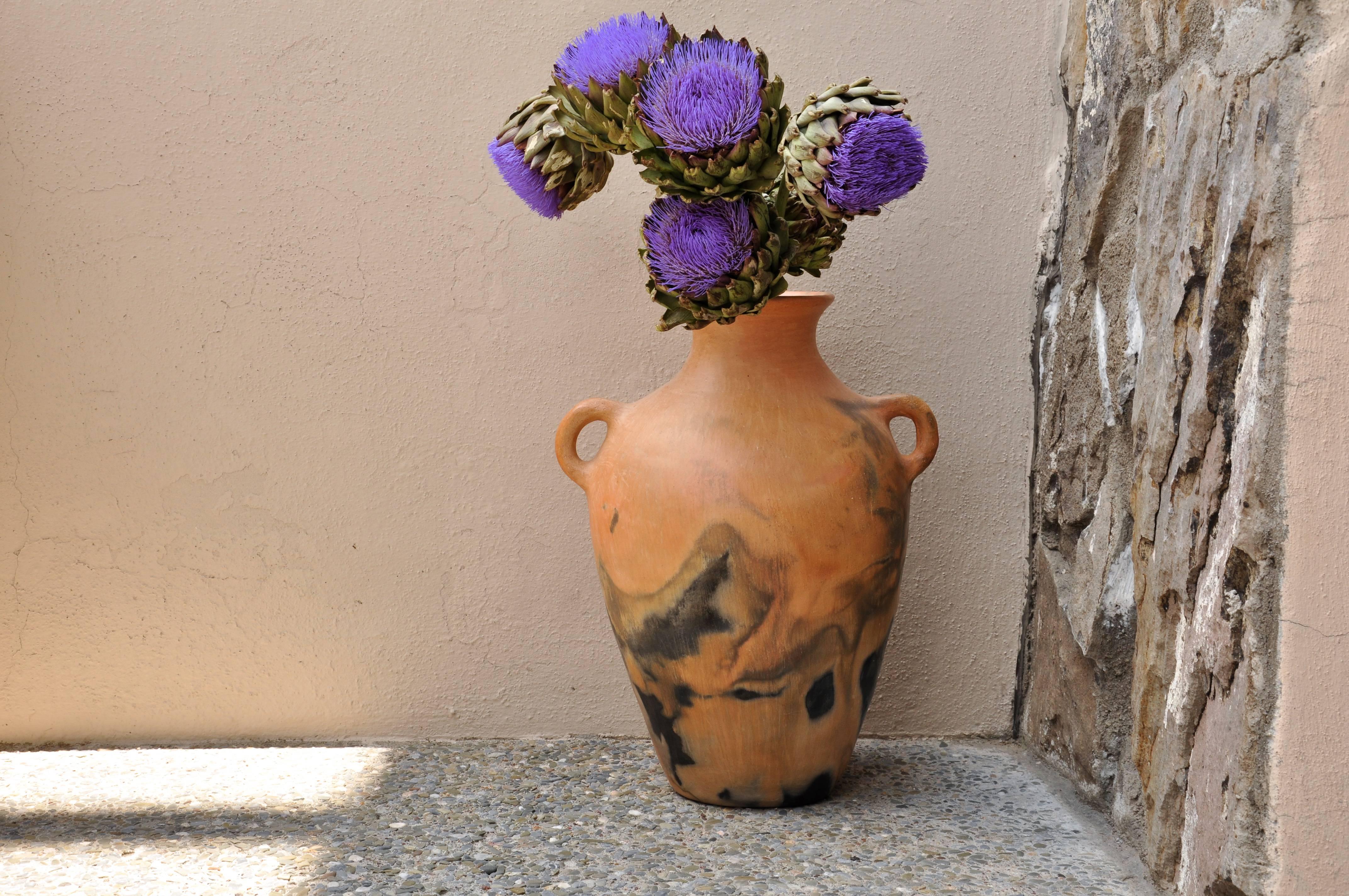Mexikanische mexikanische Vase aus brüniertem Ton, Volkskunst, antik, vorspanisch, handgefertigt mit Griffen (Handgefertigt) im Angebot
