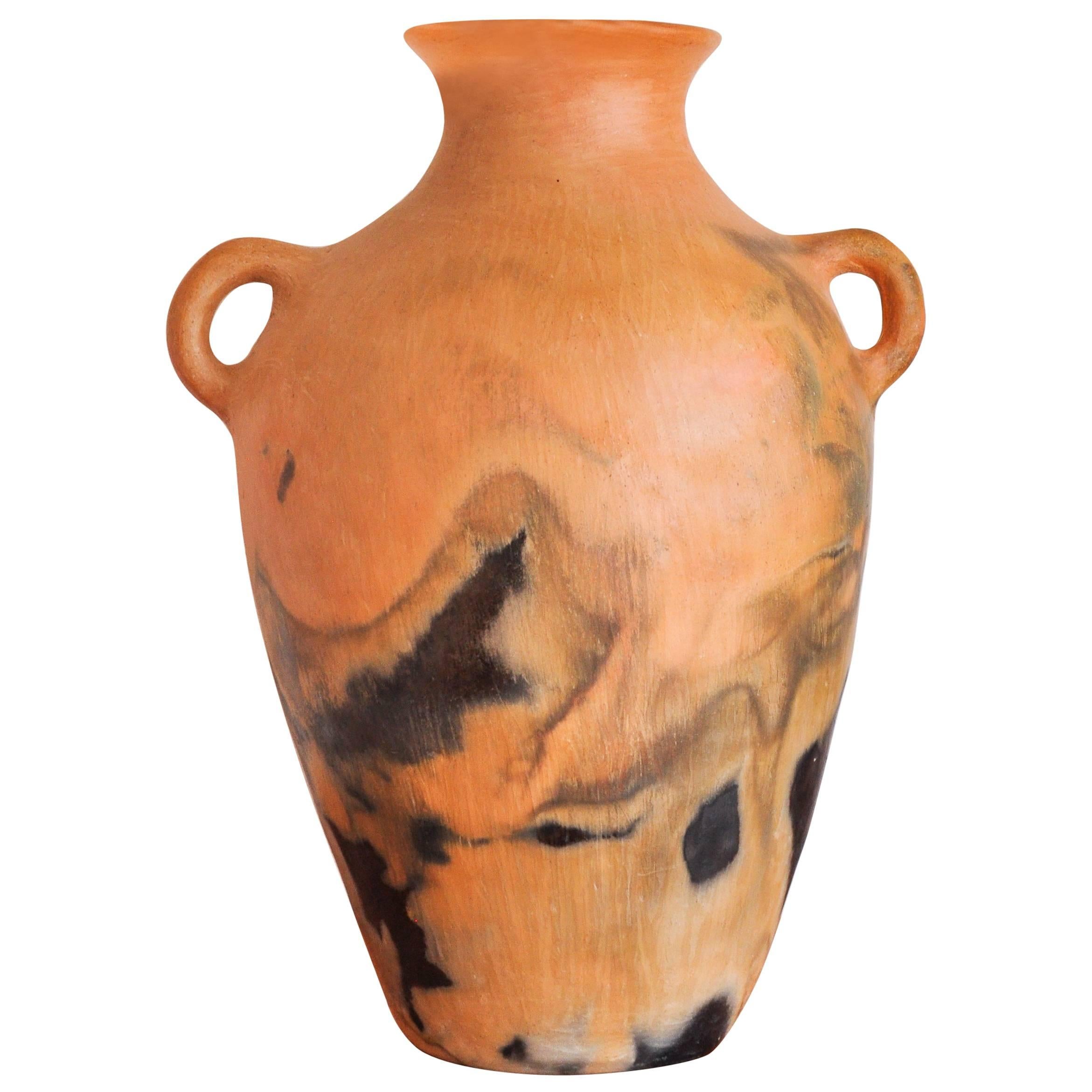 Mexikanische mexikanische Vase aus brüniertem Ton, Volkskunst, antik, vorspanisch, handgefertigt mit Griffen im Angebot