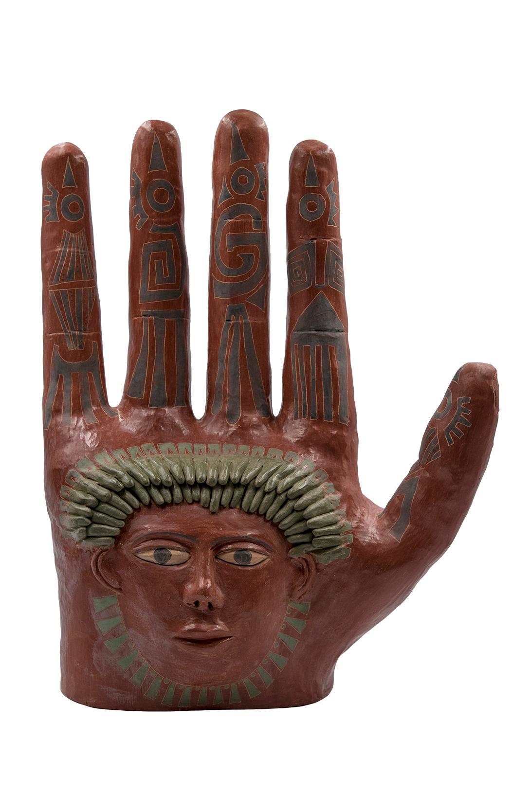 Diese mexikanische Handskulptur aus rotem Ton ist ein Werk des Künstlers Manuel Reyes. Hergestellt aus Ton aus Oaxaca und Zacatecas, bemalt mit Oxyden aus der Region. Sie werden von Hand modelliert und im traditionellen Holzofen gebacken. Die Hand