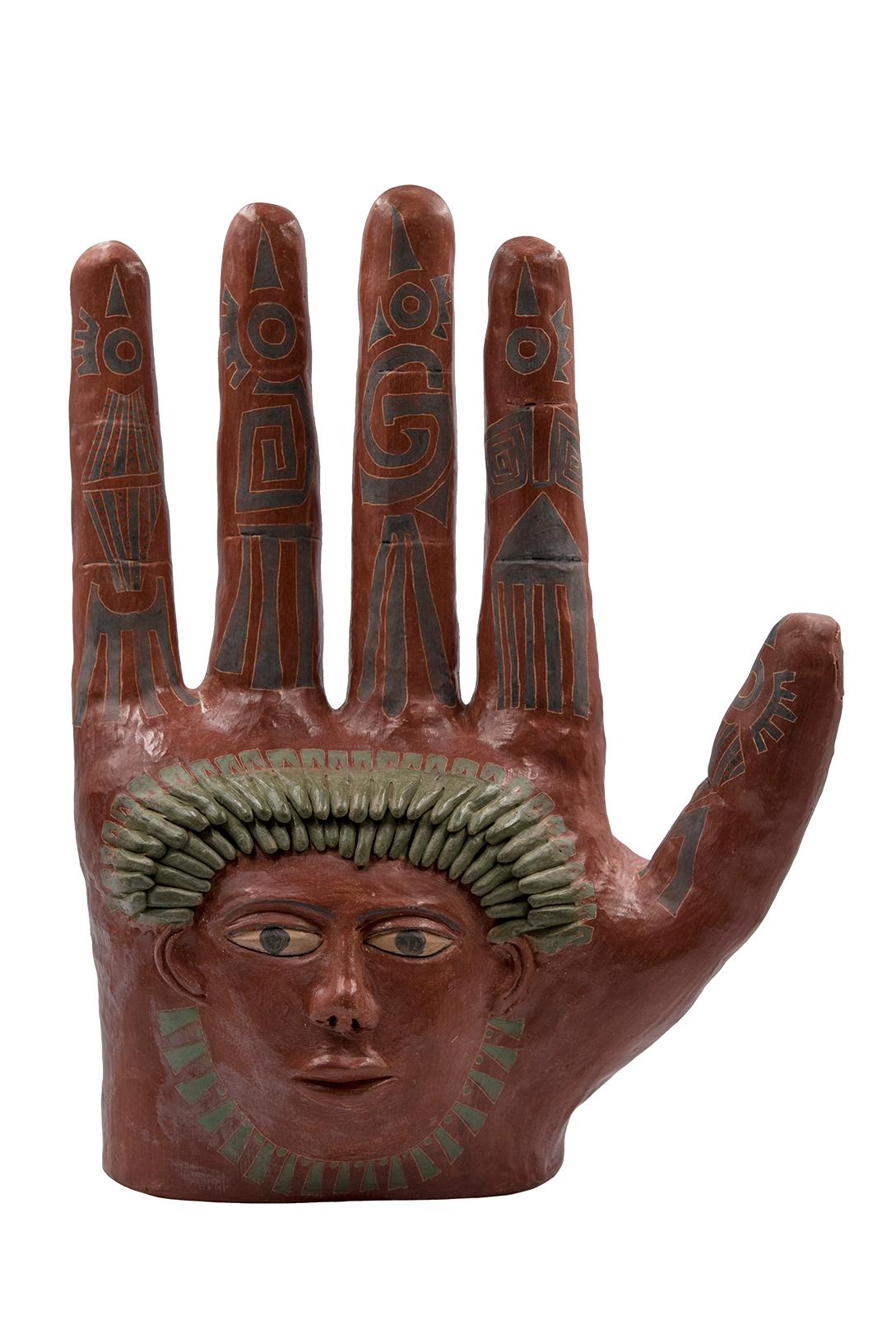 Esta escultura mexicana de mano de arcilla roja es una obra del artista Manuel Reyes. Hecho con barro de Oaxaca y Zacatecas, pintado con óxidos de la región. Hechas con la técnica del modelado a mano y cocinadas en horno de leña tradicional. La mano