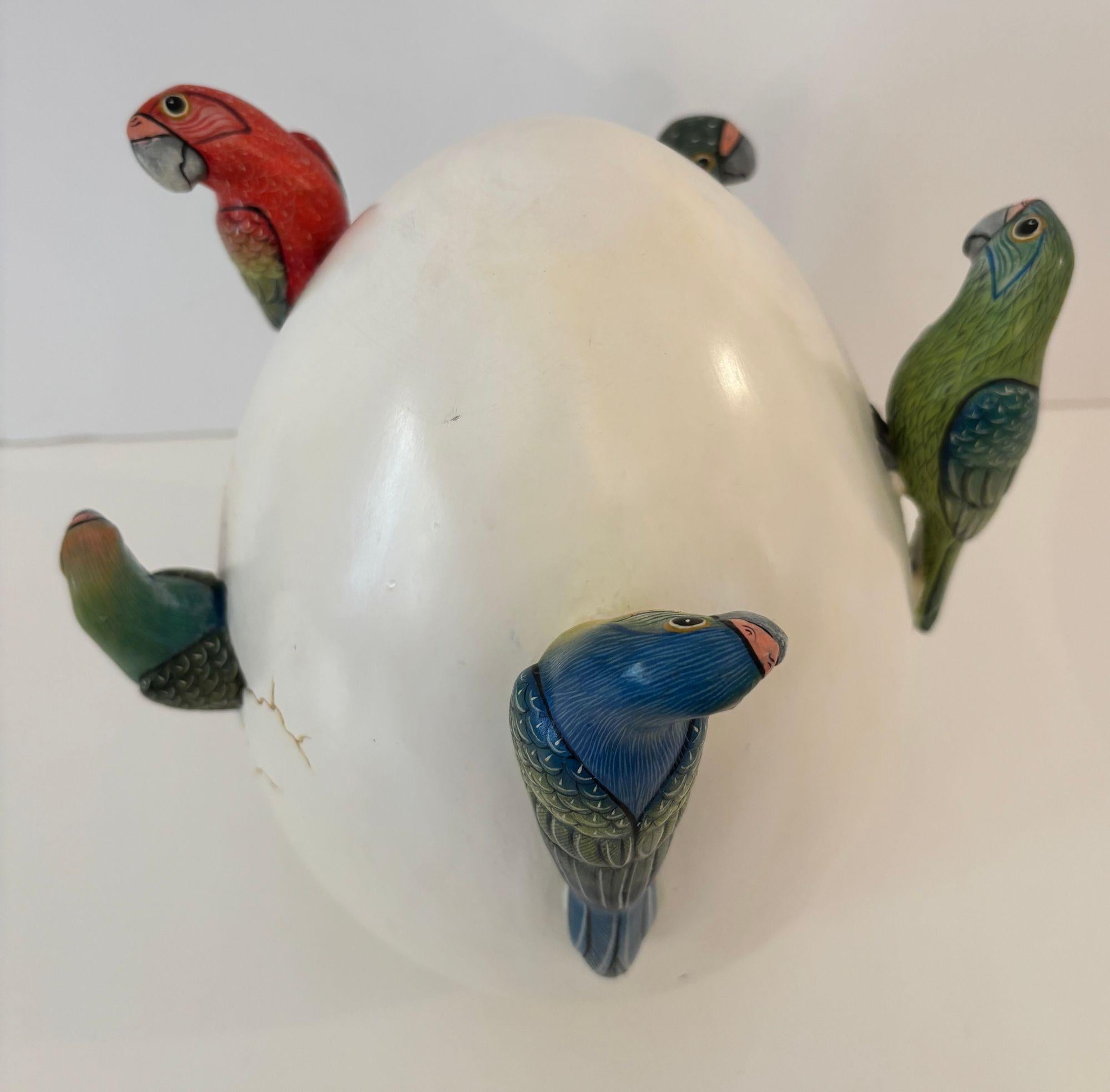 Stravagante scultura in ceramica messicana d'epoca raffigurante pappagallini che covano dall'uovo, nello stile di Sergio Bustamante, Circa anni '80
Una grande e fantastica scultura in ceramica che raffigura un gruppo di pappagallini dai colori
