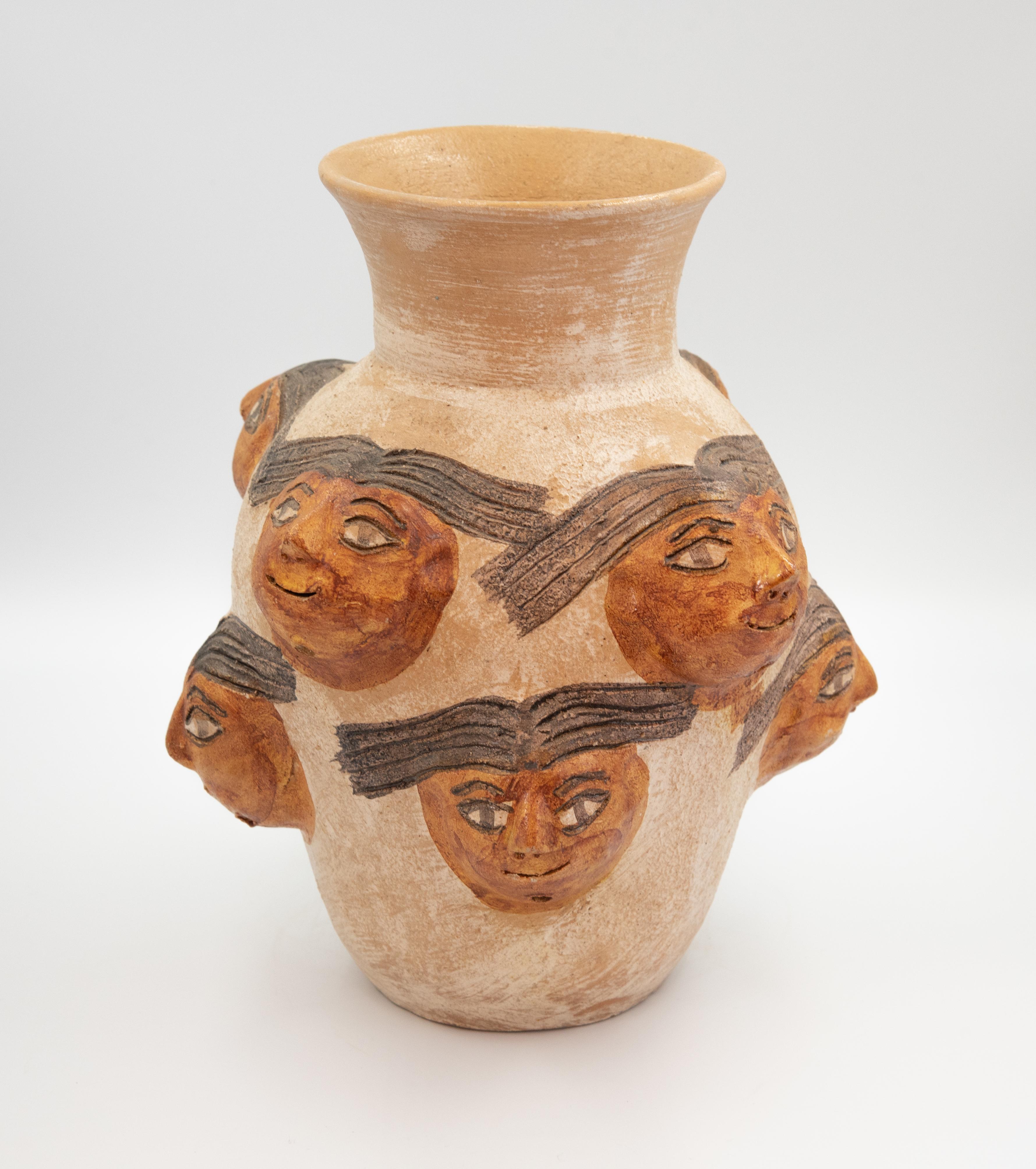 Dolores Porras Enríquez (1937) is widely known throughout Mexico and the world for being the creator of a technique rooted in the land of Oaxaca: pottery in natural color, glazed and decorated with floral motifs and colorful animals. 

In the