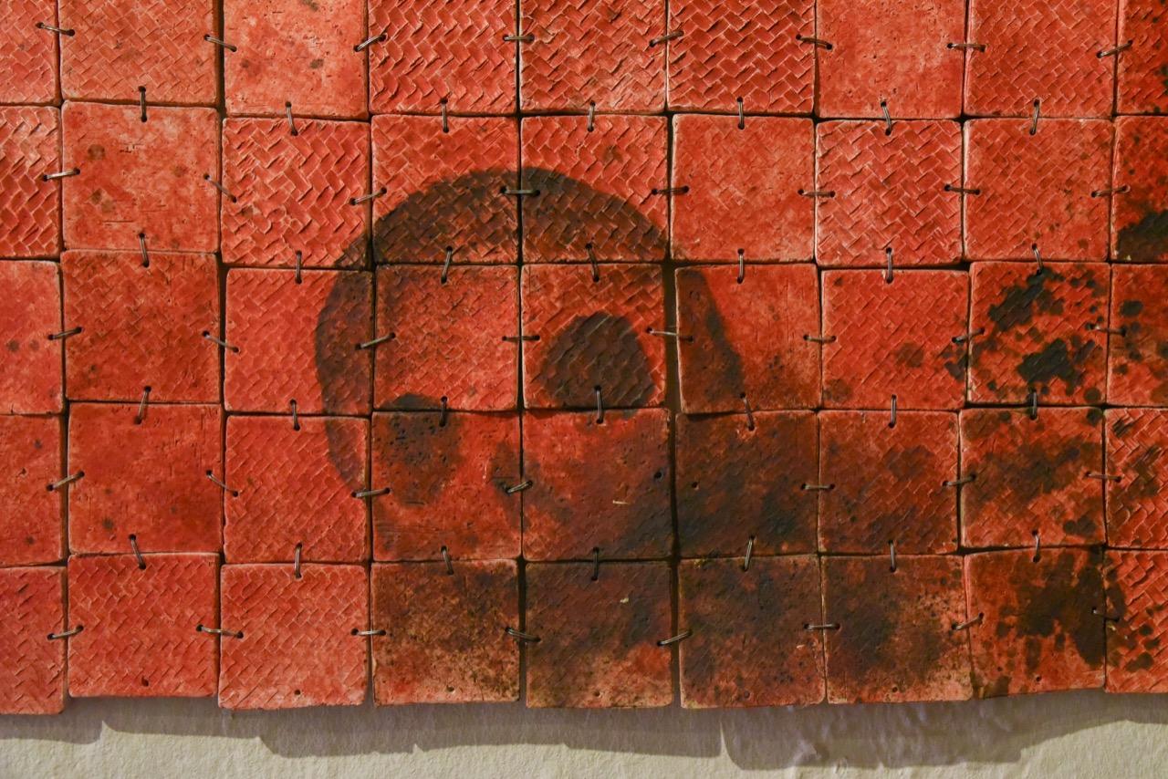 Mexikanische Keramik Rote Wand Hängeleuchte 2016 Ton Dekoration Puzzle Schädel Abstrakt im Zustand „Neu“ im Angebot in Queretaro, Queretaro