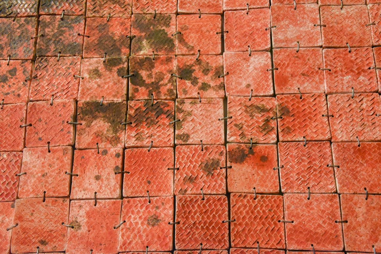 Mexikanische Keramik Rote Wand Hängeleuchte 2016 Ton Dekoration Puzzle Schädel Abstrakt (21. Jahrhundert und zeitgenössisch) im Angebot