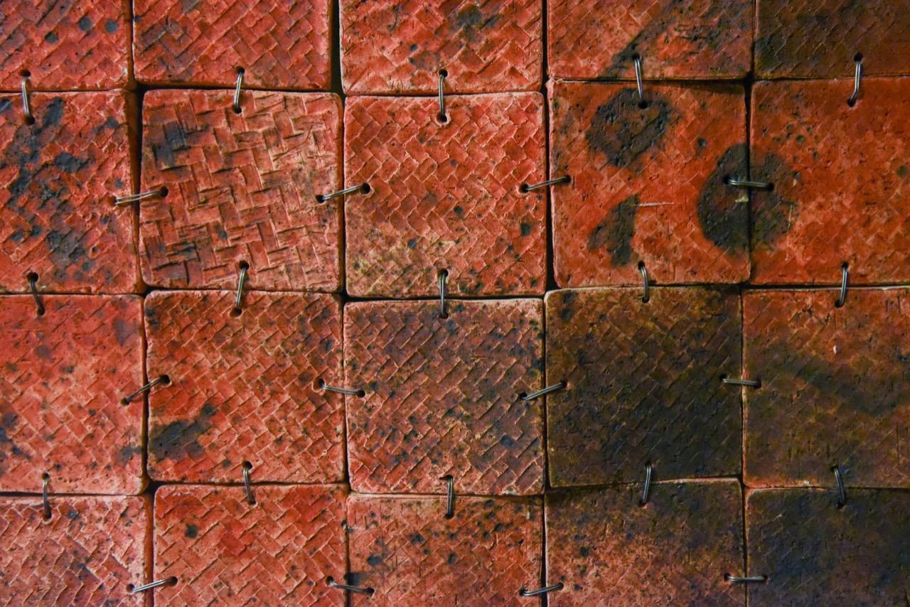 Mexikanische Keramik Rote Wand Hängeleuchte 2016 Ton Dekoration Puzzle Schädel Abstrakt im Angebot 3