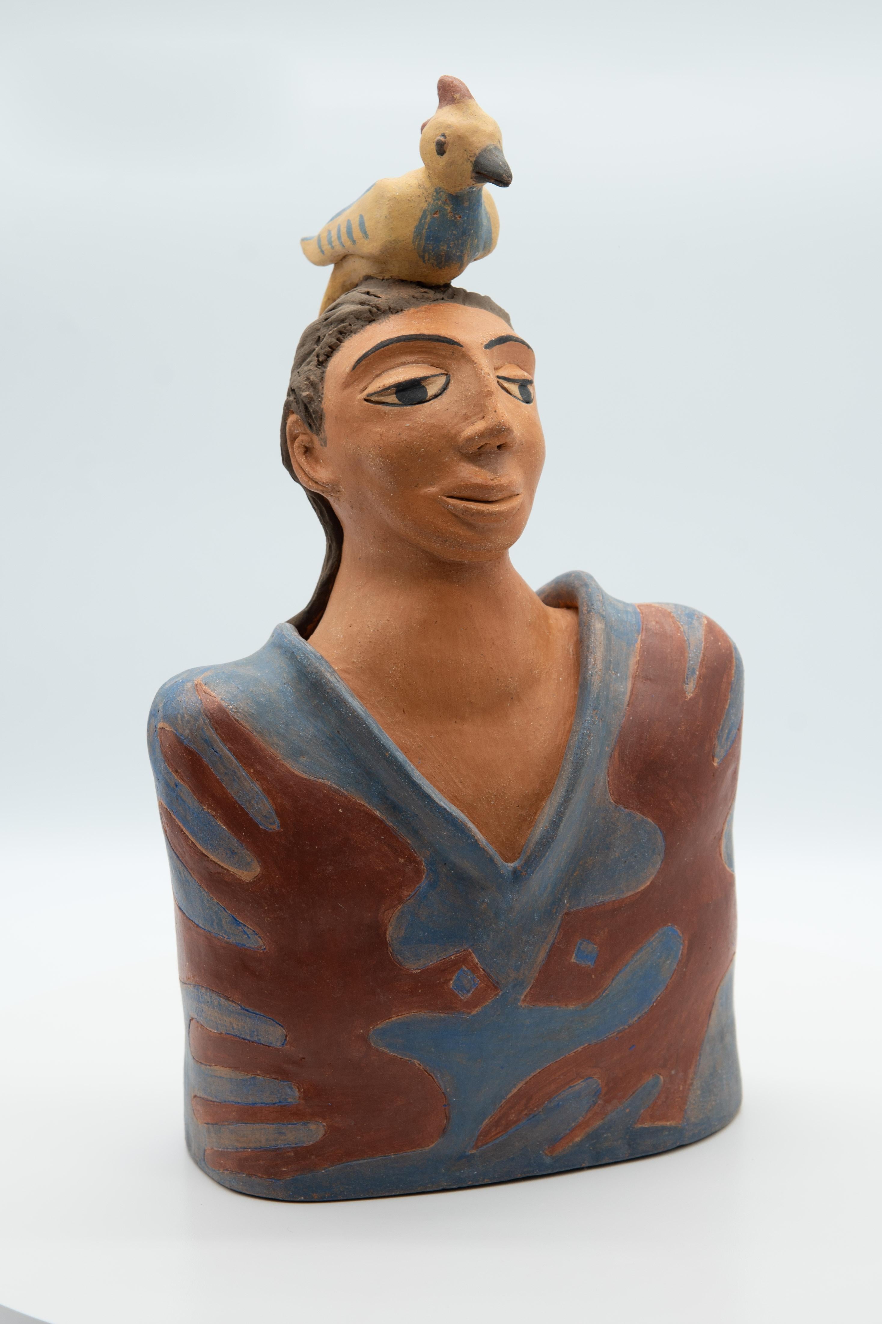 Sculpture mexicaine en terre cuite Homme avec oiseau sur la tête Malle en céramique Homme Art populaire en vente 2