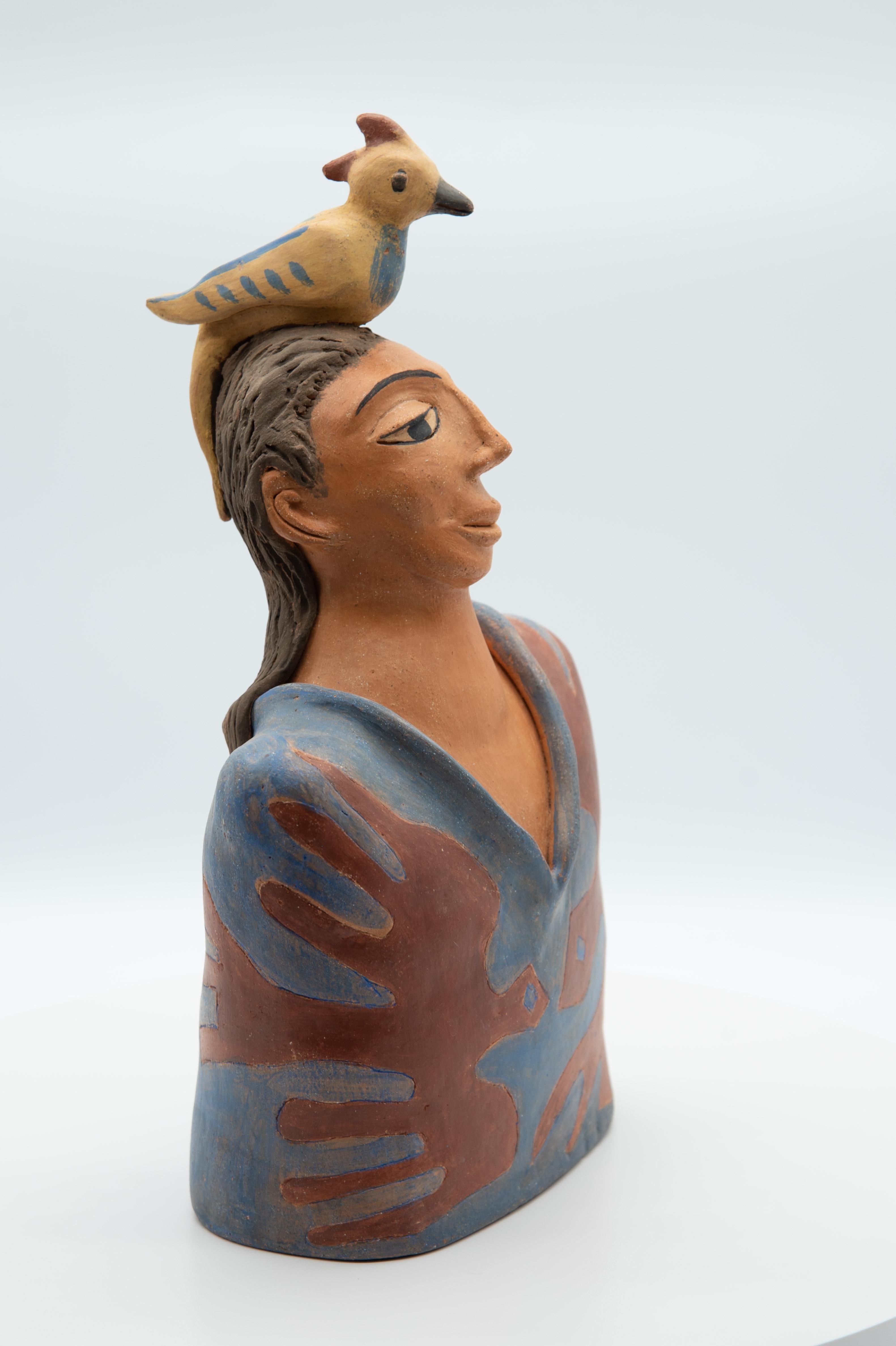 Sculpture mexicaine en terre cuite Homme avec oiseau sur la tête Malle en céramique Homme Art populaire en vente 4