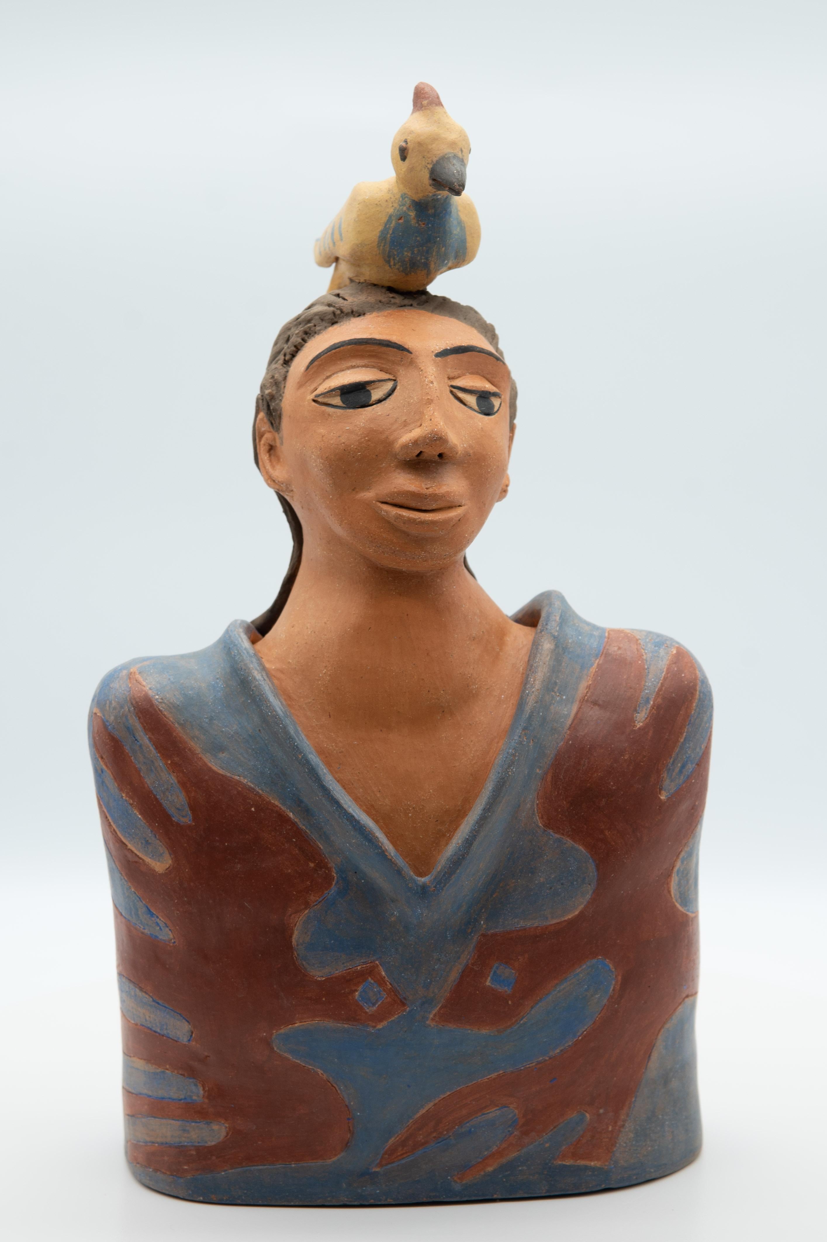 Sculpture mexicaine en terre cuite Homme avec oiseau sur la tête Malle en céramique Homme Art populaire en vente 5