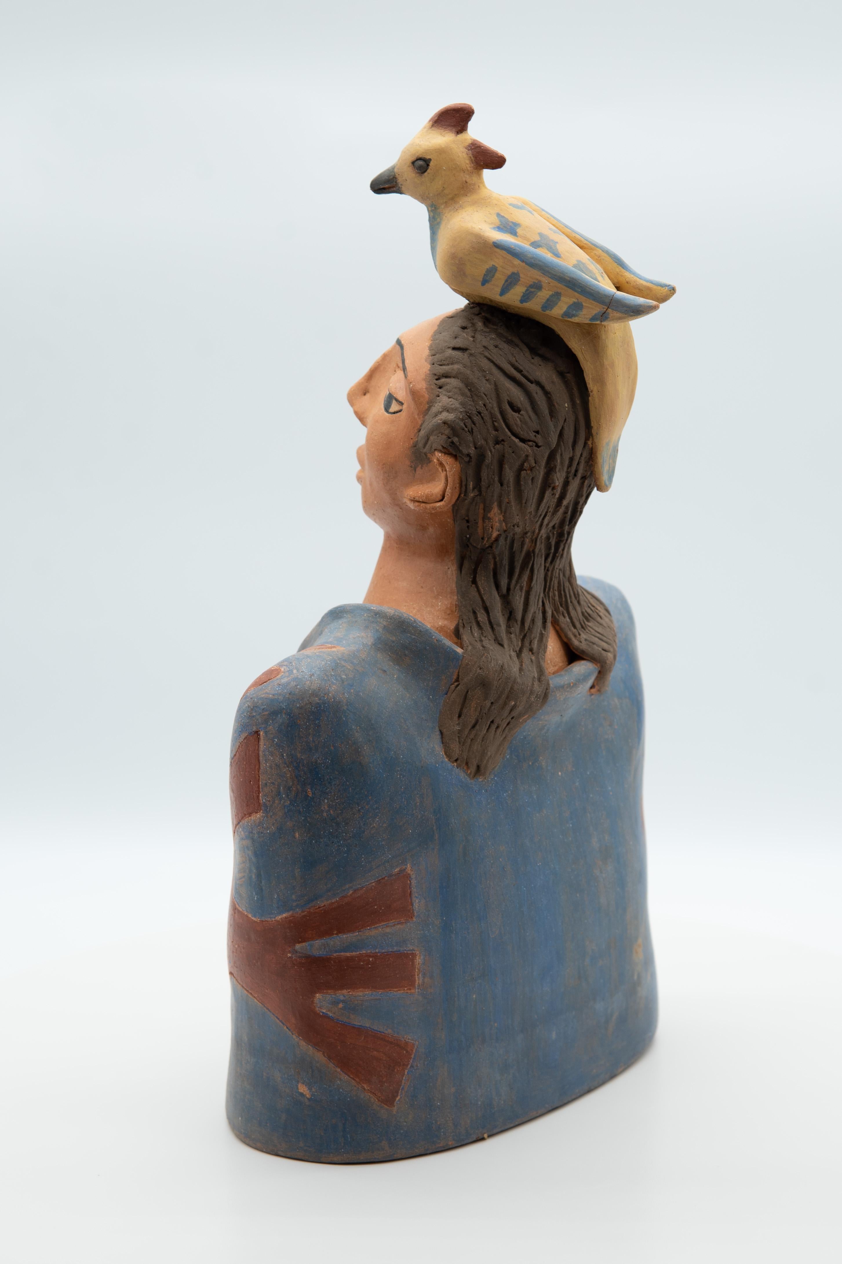 Mexicain Sculpture mexicaine en terre cuite Homme avec oiseau sur la tête Malle en céramique Homme Art populaire en vente