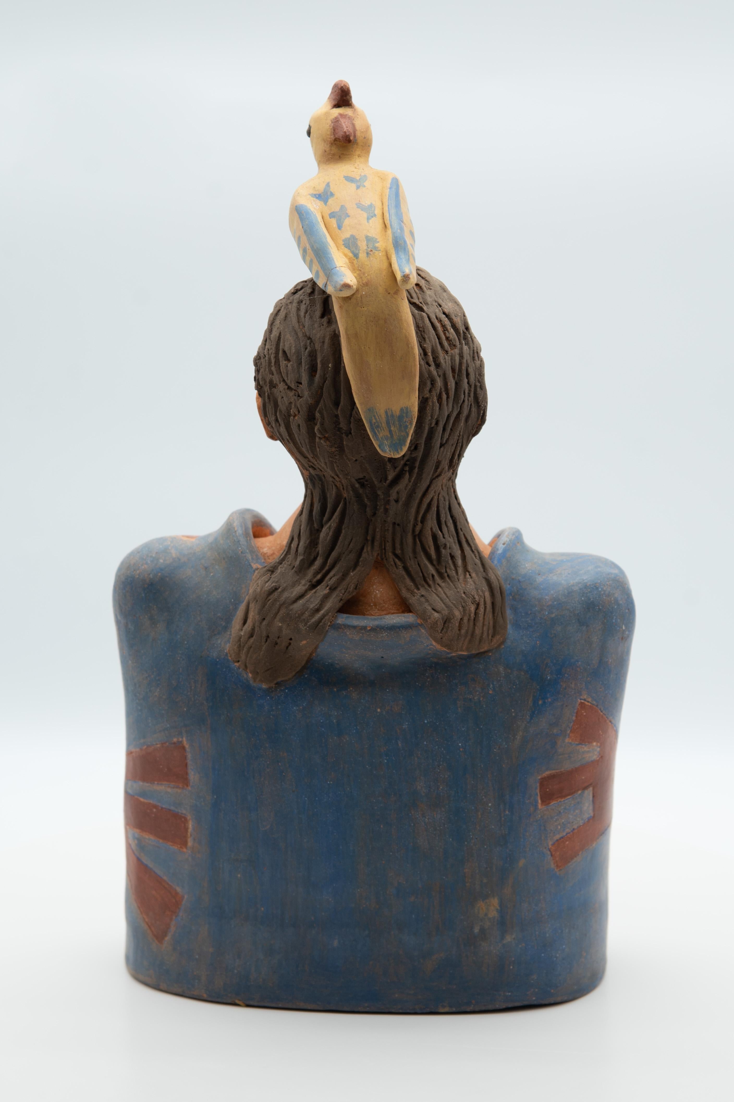Fait main Sculpture mexicaine en terre cuite Homme avec oiseau sur la tête Malle en céramique Homme Art populaire en vente