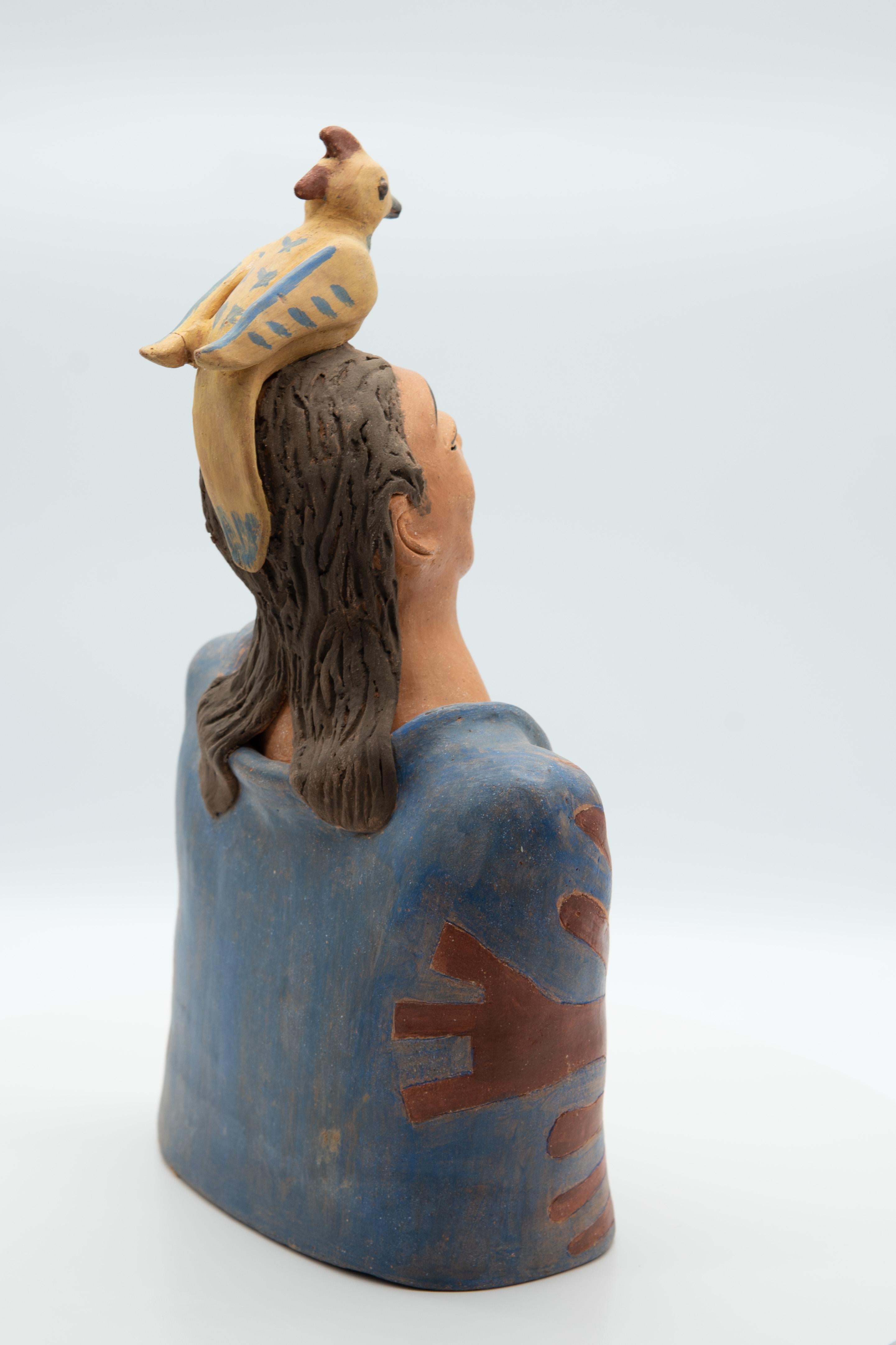 XXIe siècle et contemporain Sculpture mexicaine en terre cuite Homme avec oiseau sur la tête Malle en céramique Homme Art populaire en vente