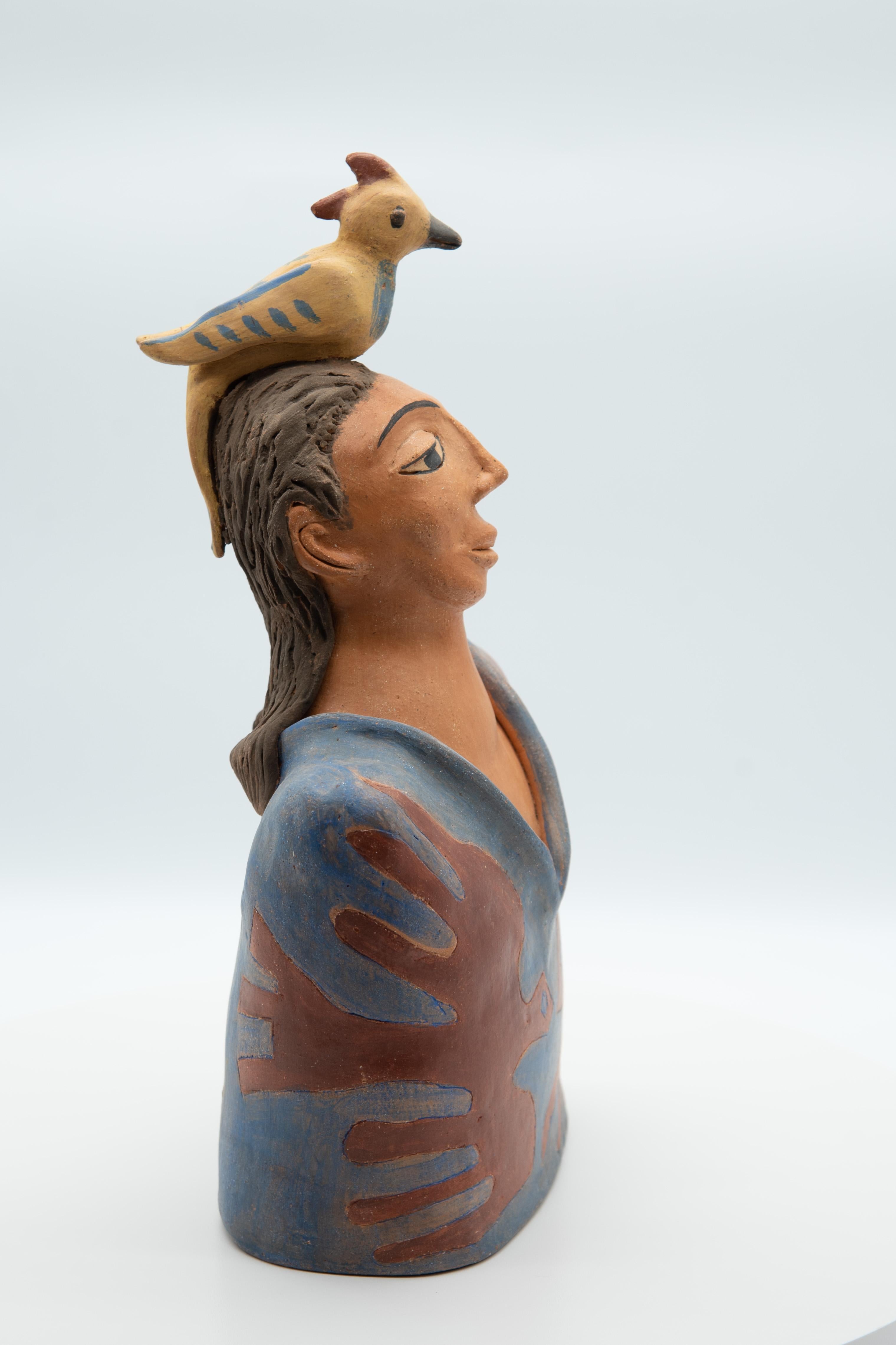 Céramique Sculpture mexicaine en terre cuite Homme avec oiseau sur la tête Malle en céramique Homme Art populaire en vente