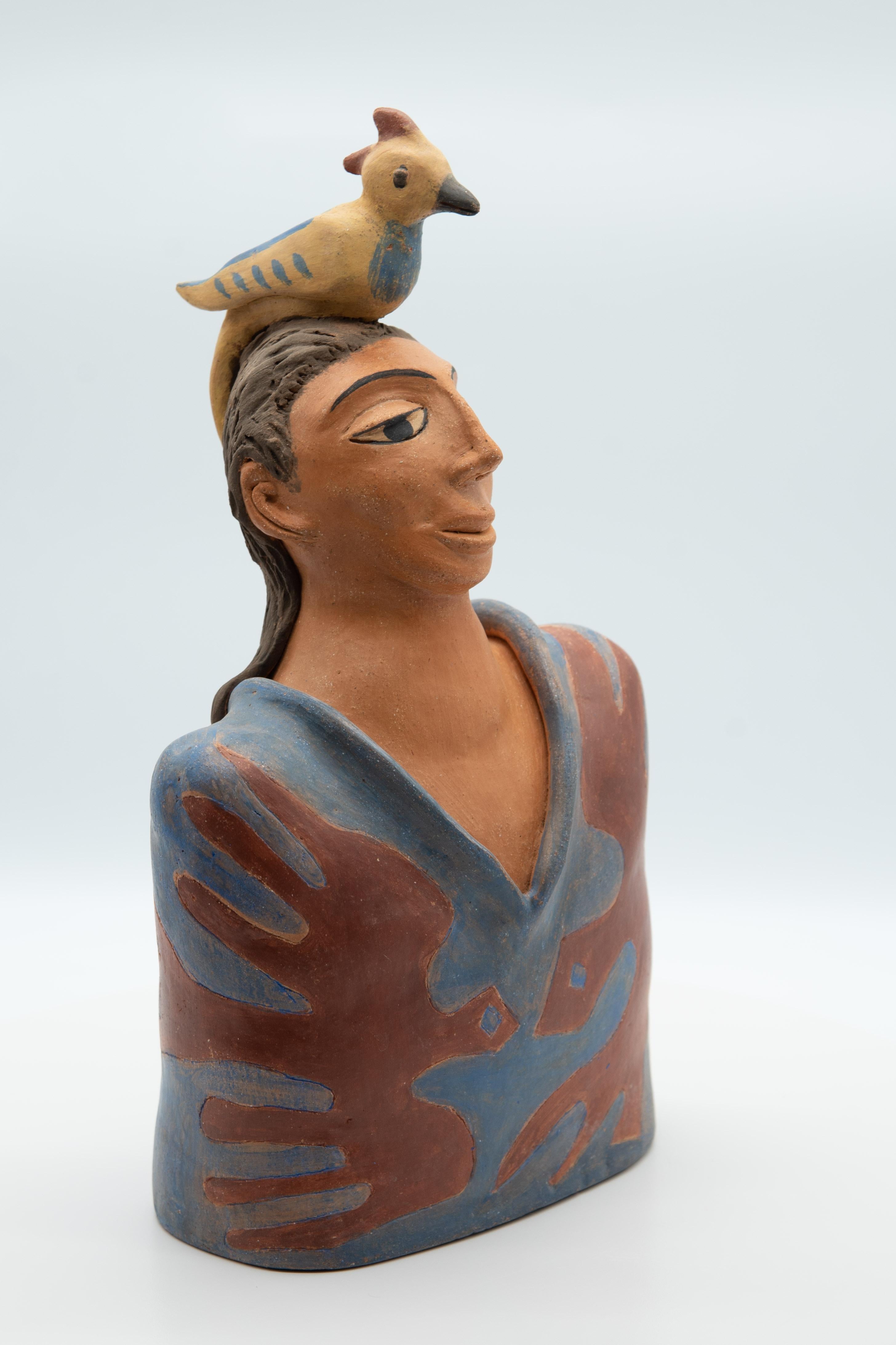 Sculpture mexicaine en terre cuite Homme avec oiseau sur la tête Malle en céramique Homme Art populaire en vente 1