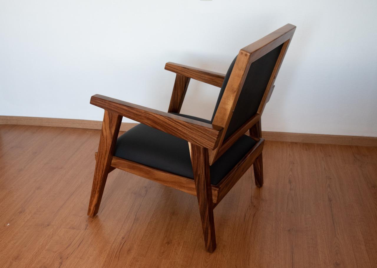 Mexikanischer rustikaler mexikanischer Conacaste-Stuhl aus Massivholz mit feinen Ledersitzen im Zustand „Neu“ im Angebot in Queretaro, Queretaro
