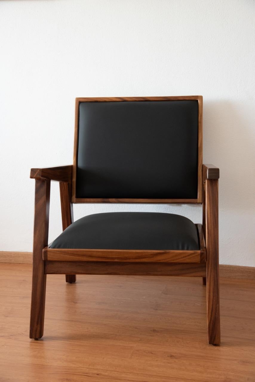 Mexikanischer rustikaler mexikanischer Conacaste-Stuhl aus Massivholz mit feinen Ledersitzen (21. Jahrhundert und zeitgenössisch) im Angebot