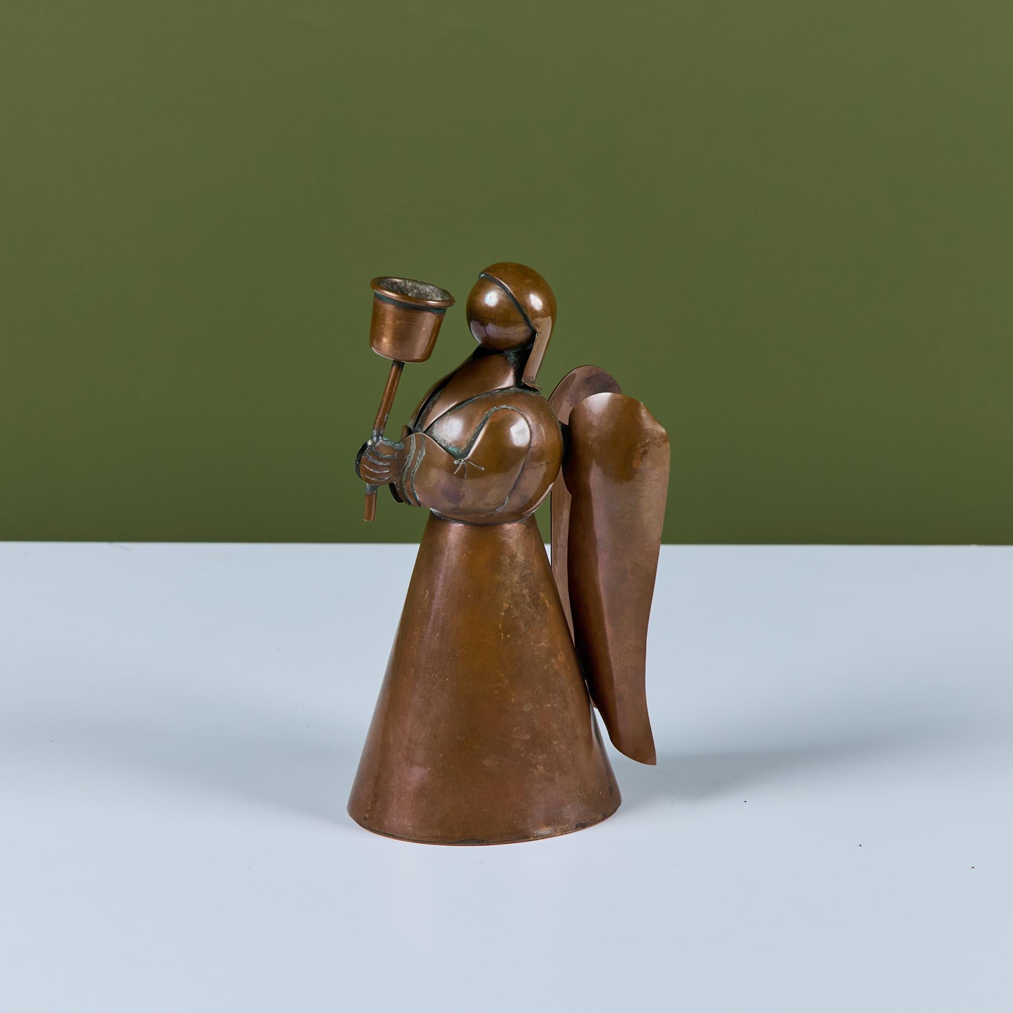 Portacandele di fabbricazione messicana, anni '60 circa, realizzato in rame, ha la forma di un angelo con le mani che tengono il portacandele e le ali ripiegate.
Timbro MEXICO R.M. sul lato inferiore.

Dimensioni
3,25