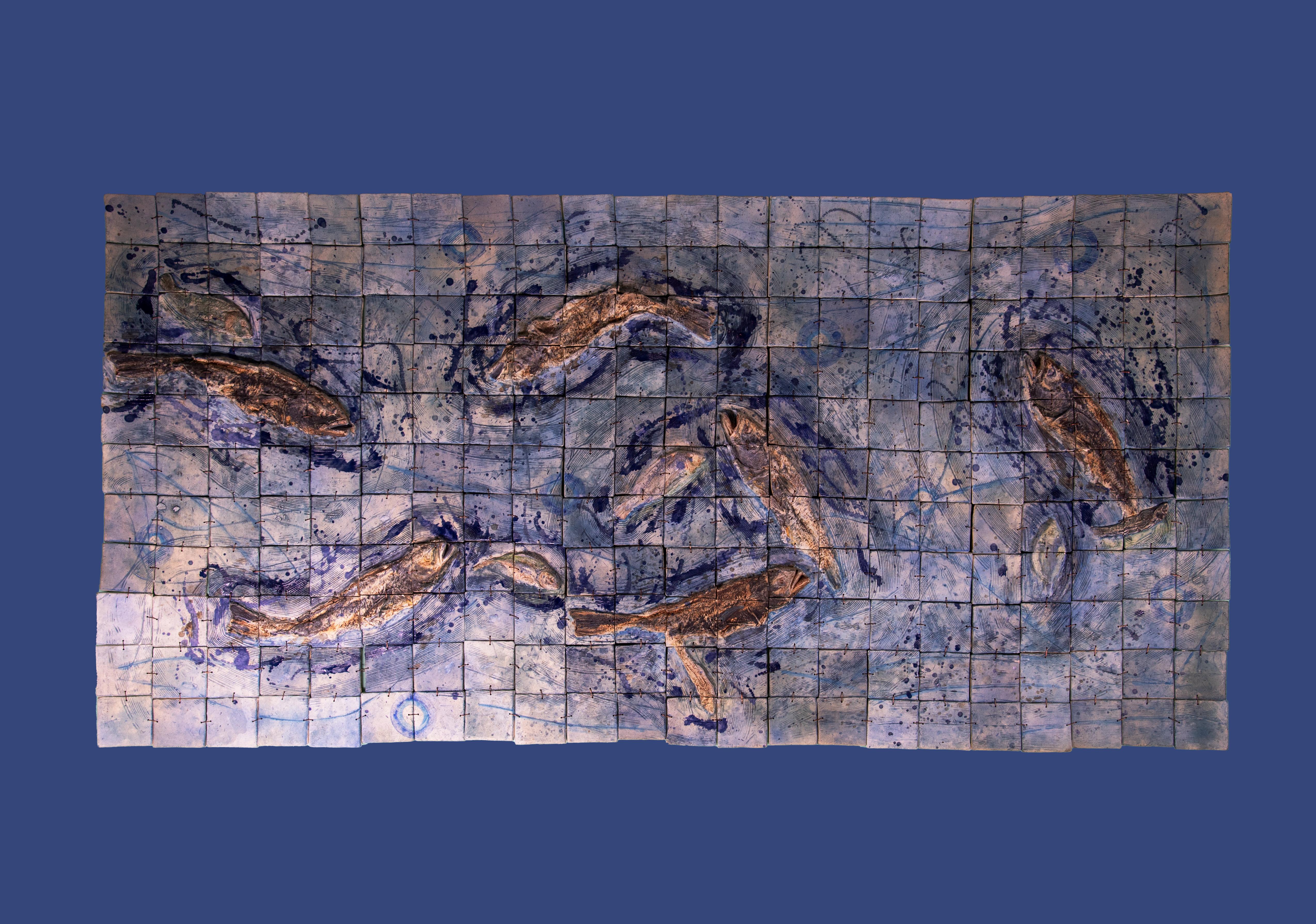 Cette pièce de décoration murale organique est composée d'empreintes de poissons assemblées pour former une grande peinture murale. Son style rustique est obtenu grâce à l'utilisation de pigments tels que les émaux et les terres. Parfait pour