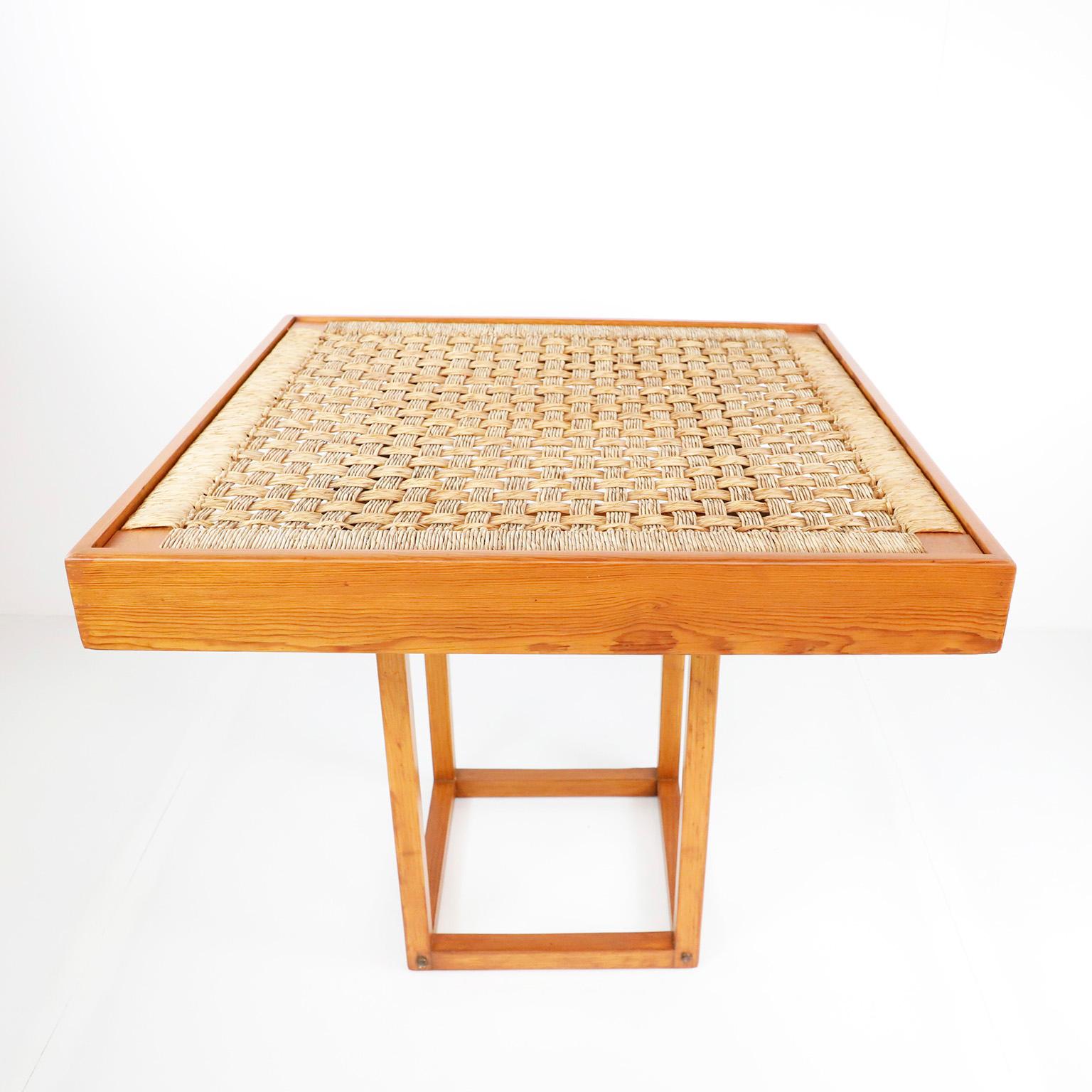 We offer this Dinning Table that can be converted to a coffee table by simply moving the base, in the style of Michael Van Beuren made in pine wood and palm cords, circa 1960. Great vintage conditions.

Note: The table requires a glass but due to
