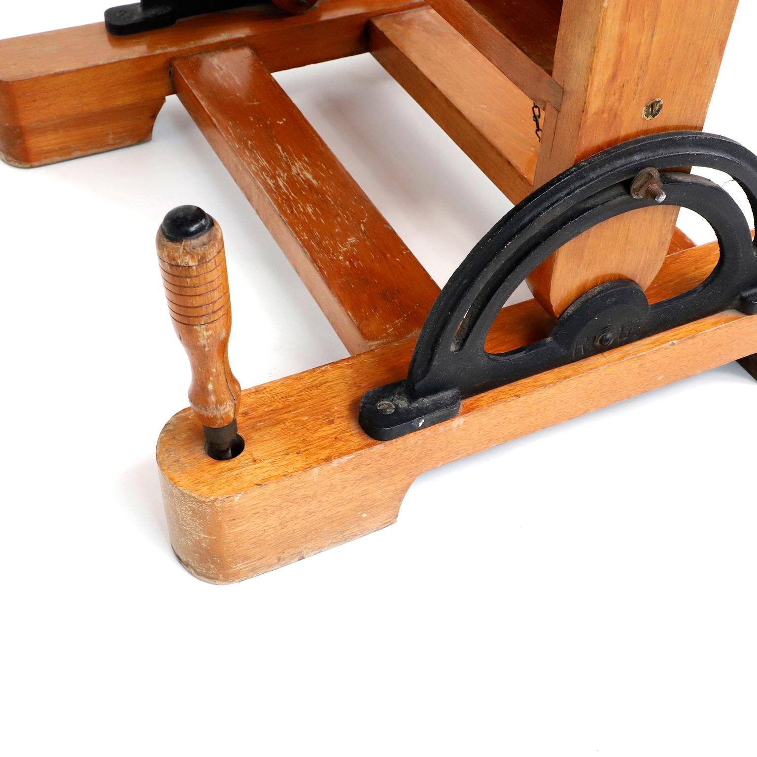 Circa 1950, nous vous proposons ce rare chevalet et table d'artiste ajustable en bois mexicain, fait en acajou. Le bois a une belle patine ancienne, avec des vestiges de créations artistiques du passé. Ce chevalet a le même design que ceux qui se