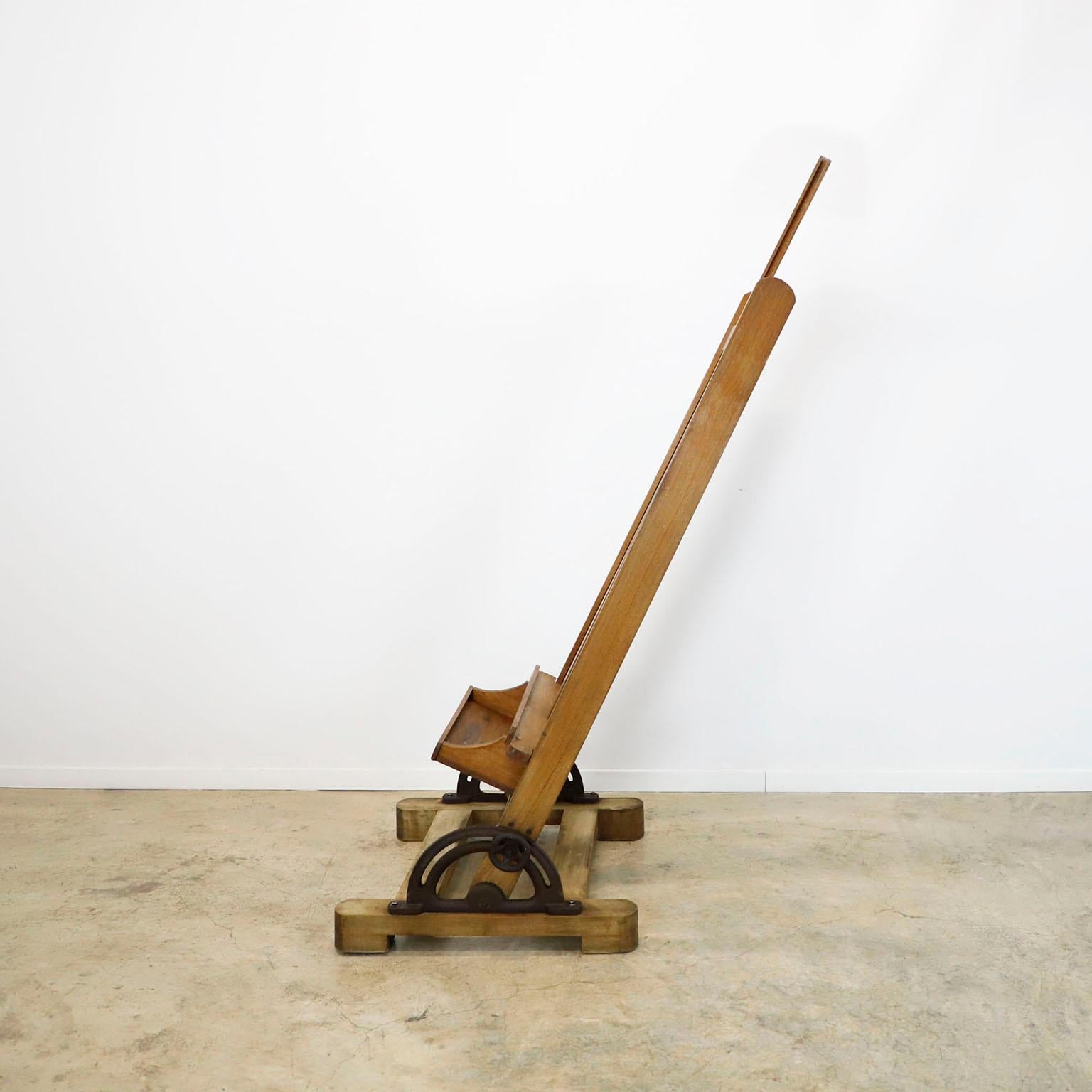 Mexican Early 1950 Wood Adjustable Artist Easel In Fair Condition For Sale In Mexico City, CDMX