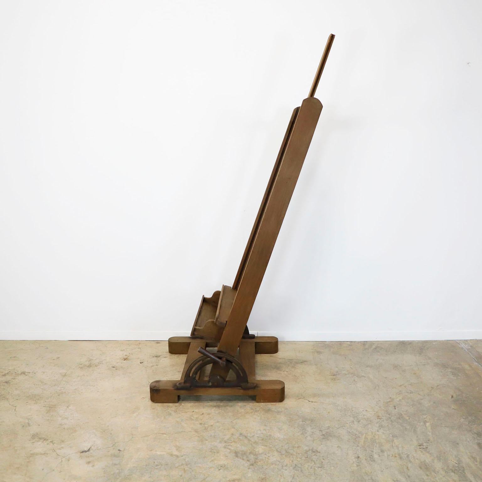 Mexican Early 1950 Wood Adjustable Artist Easel In Fair Condition For Sale In Mexico City, CDMX