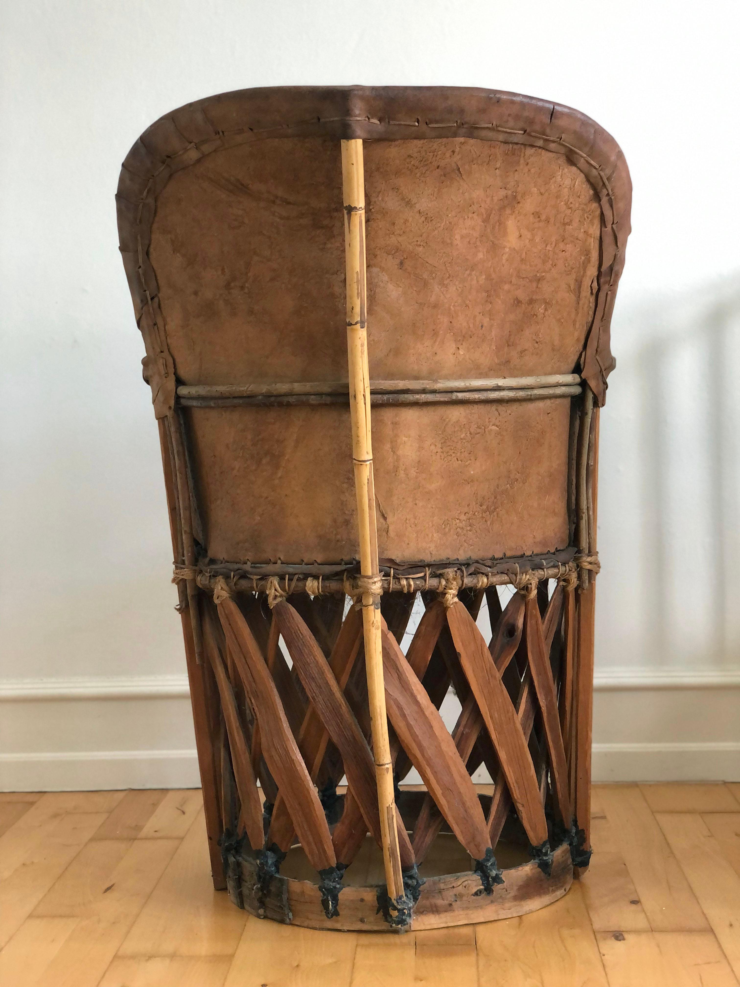 Chaise mexicaine Equipale Folk Art avec scène de corrida peinte à la main 1930s en vente 3