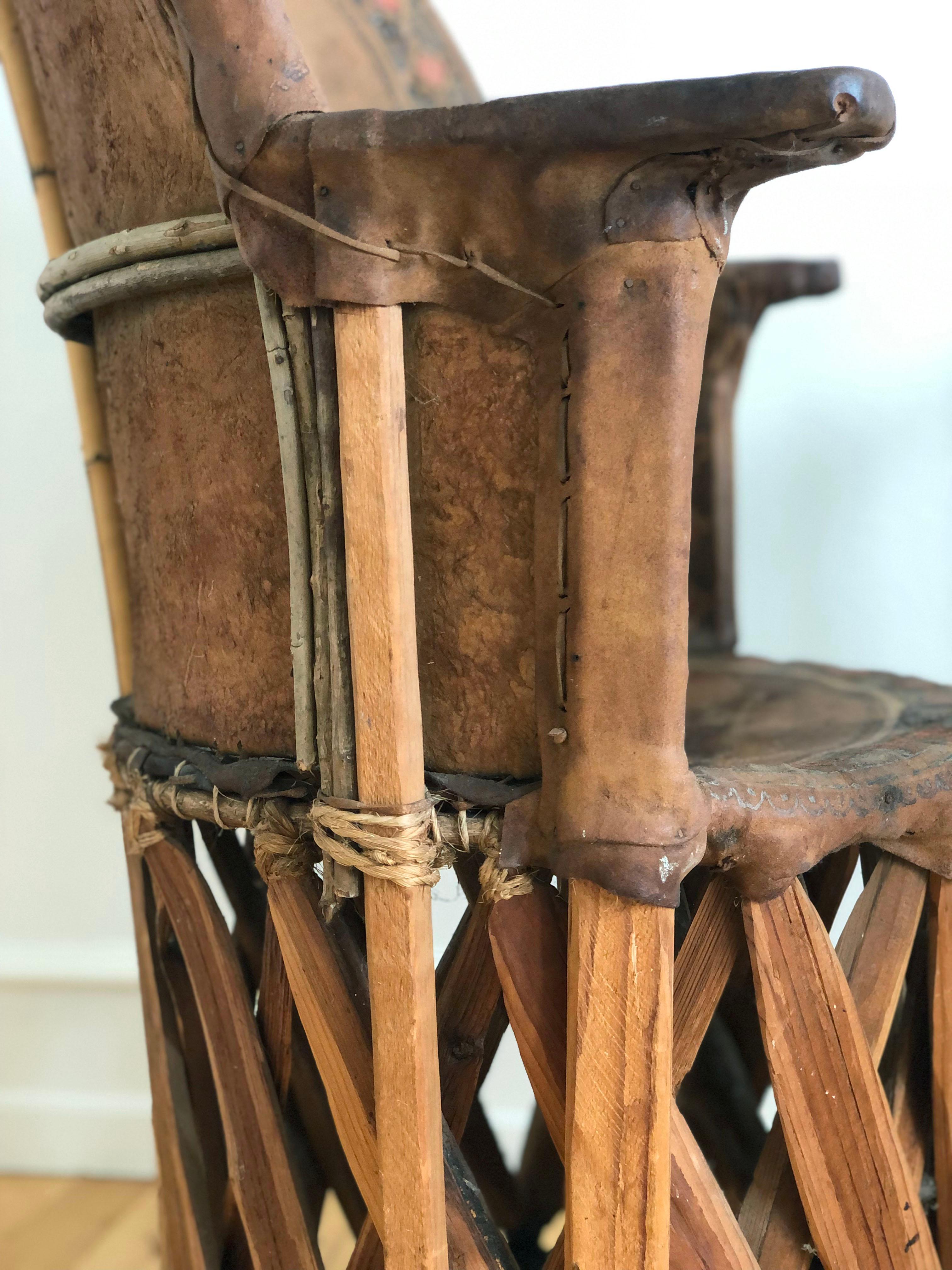 Mexicain Chaise mexicaine Equipale Folk Art avec scène de corrida peinte à la main 1930s en vente