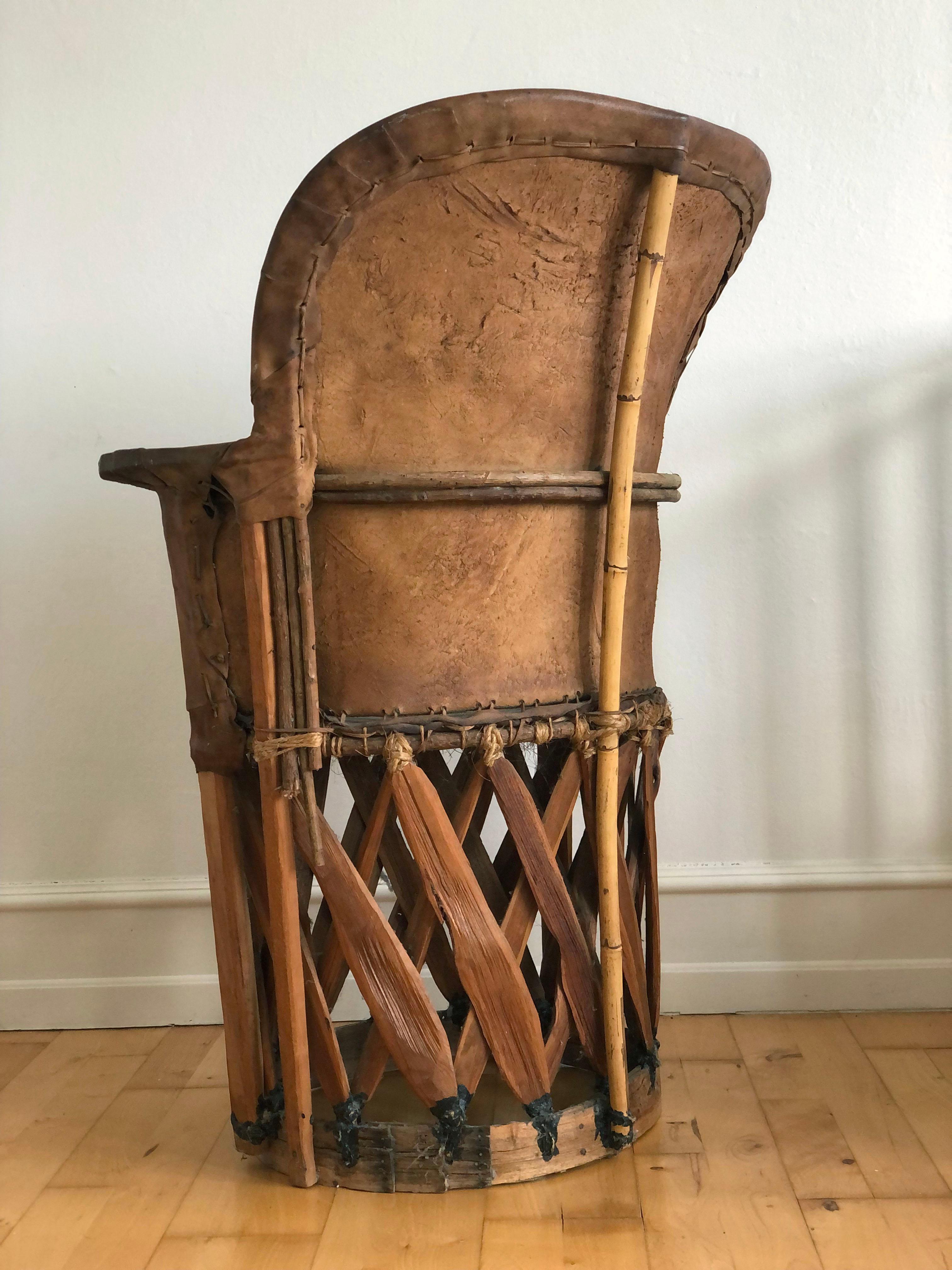 Fait main Chaise mexicaine Equipale Folk Art avec scène de corrida peinte à la main 1930s en vente