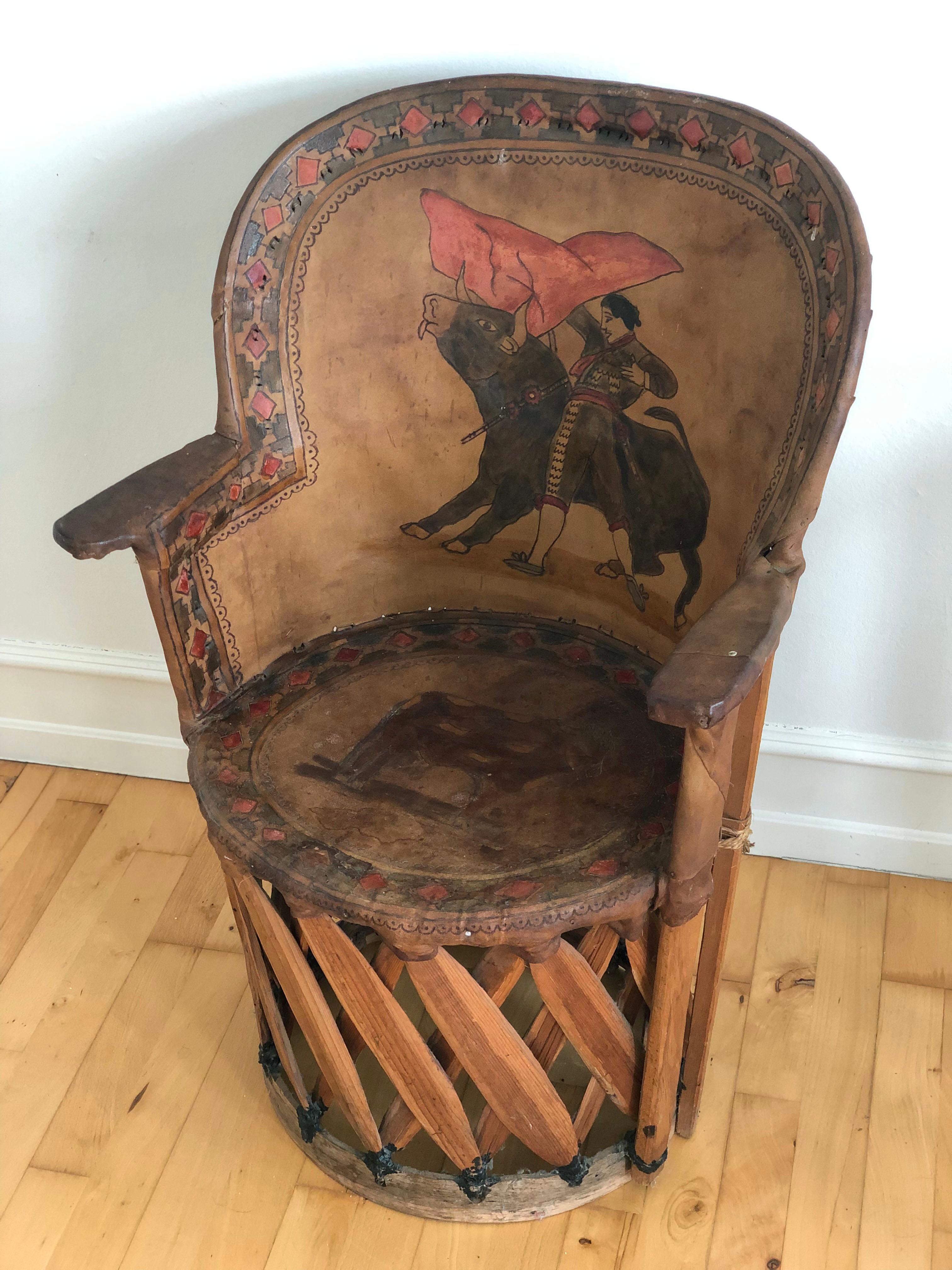 Chaise mexicaine Equipale Folk Art avec scène de corrida peinte à la main 1930s Bon état - En vente à Sakskøbing, DK