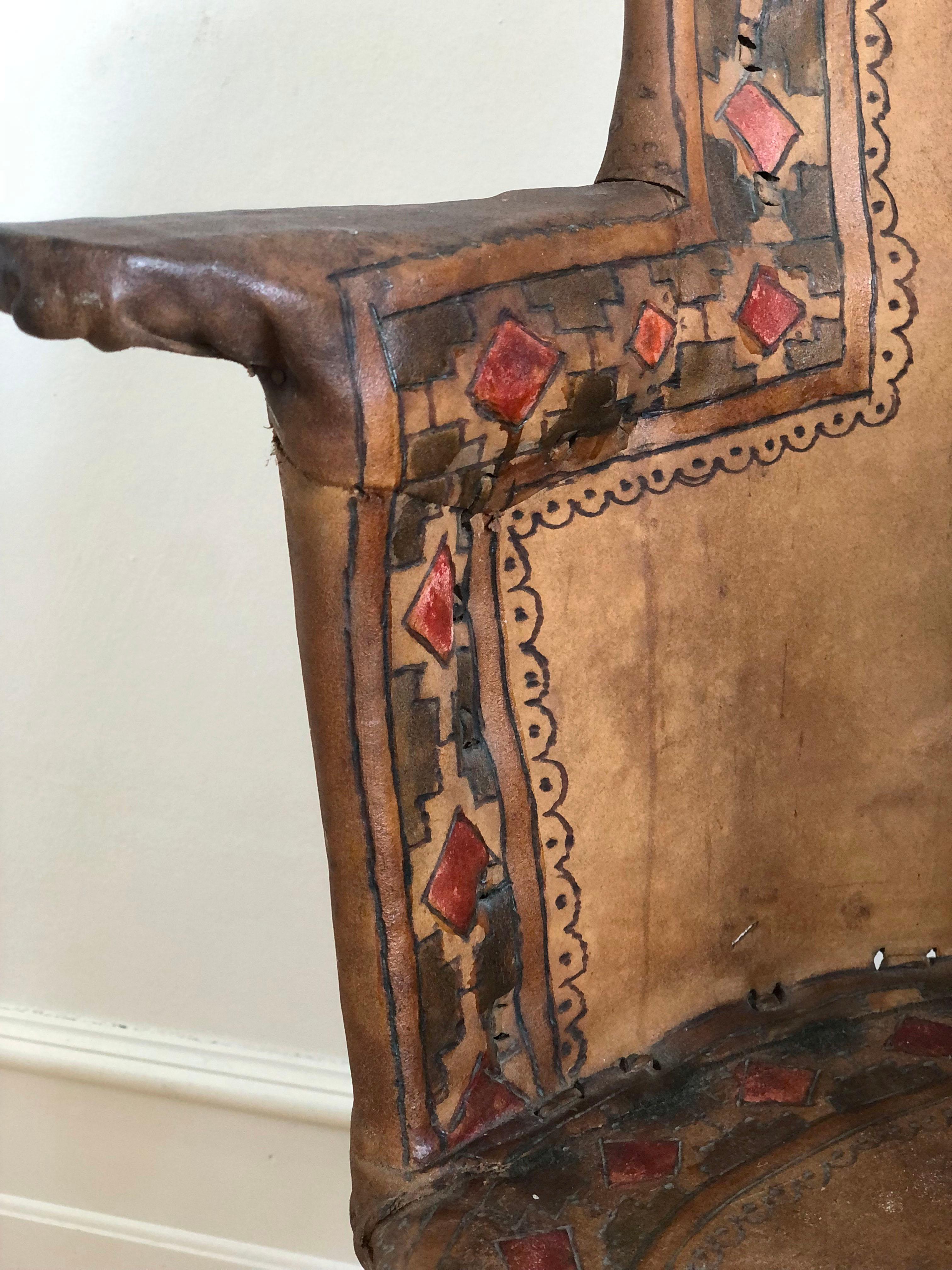 Milieu du XXe siècle Chaise mexicaine Equipale Folk Art avec scène de corrida peinte à la main 1930s en vente