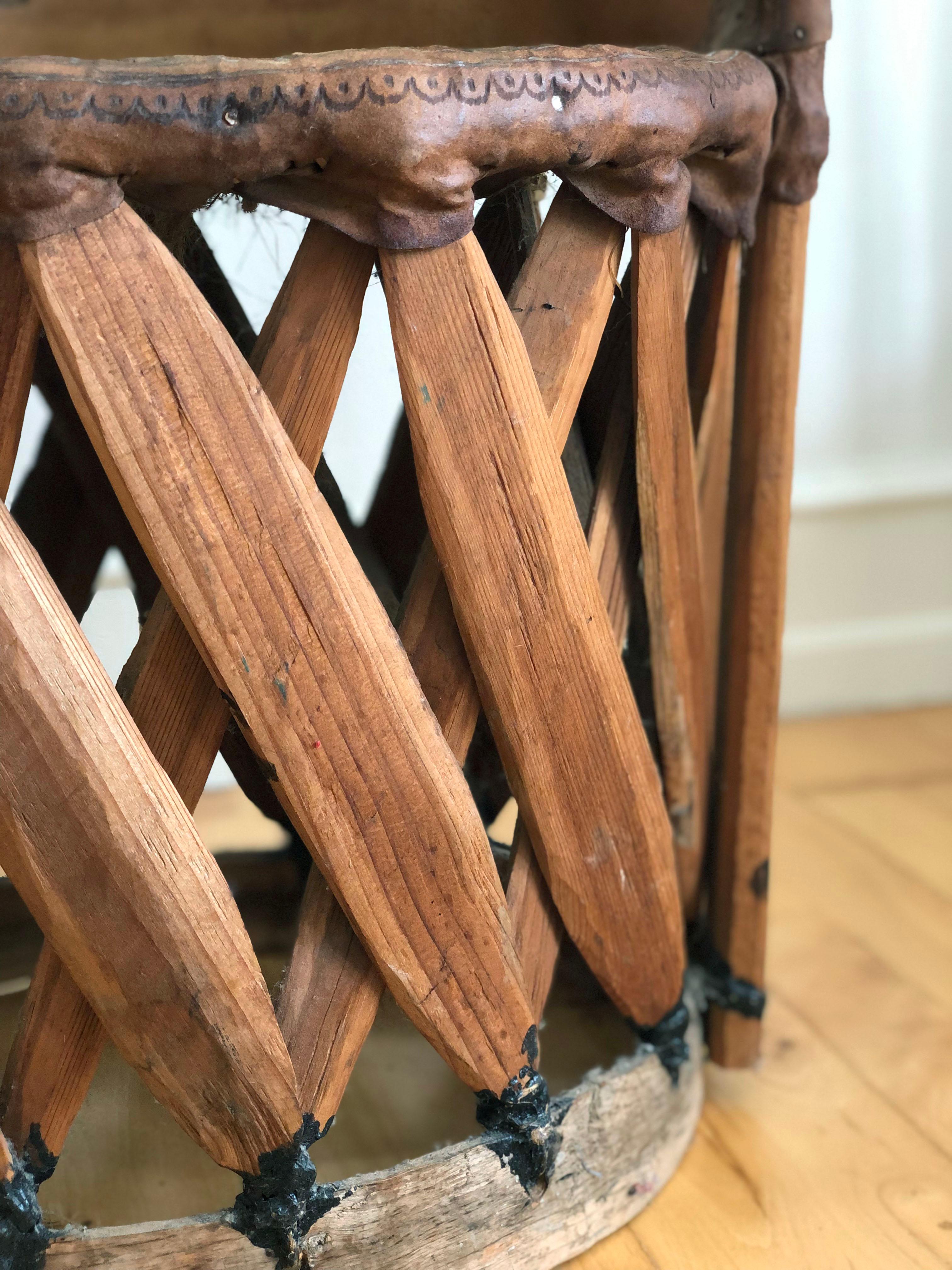Chaise mexicaine Equipale Folk Art avec scène de corrida peinte à la main 1930s en vente 1