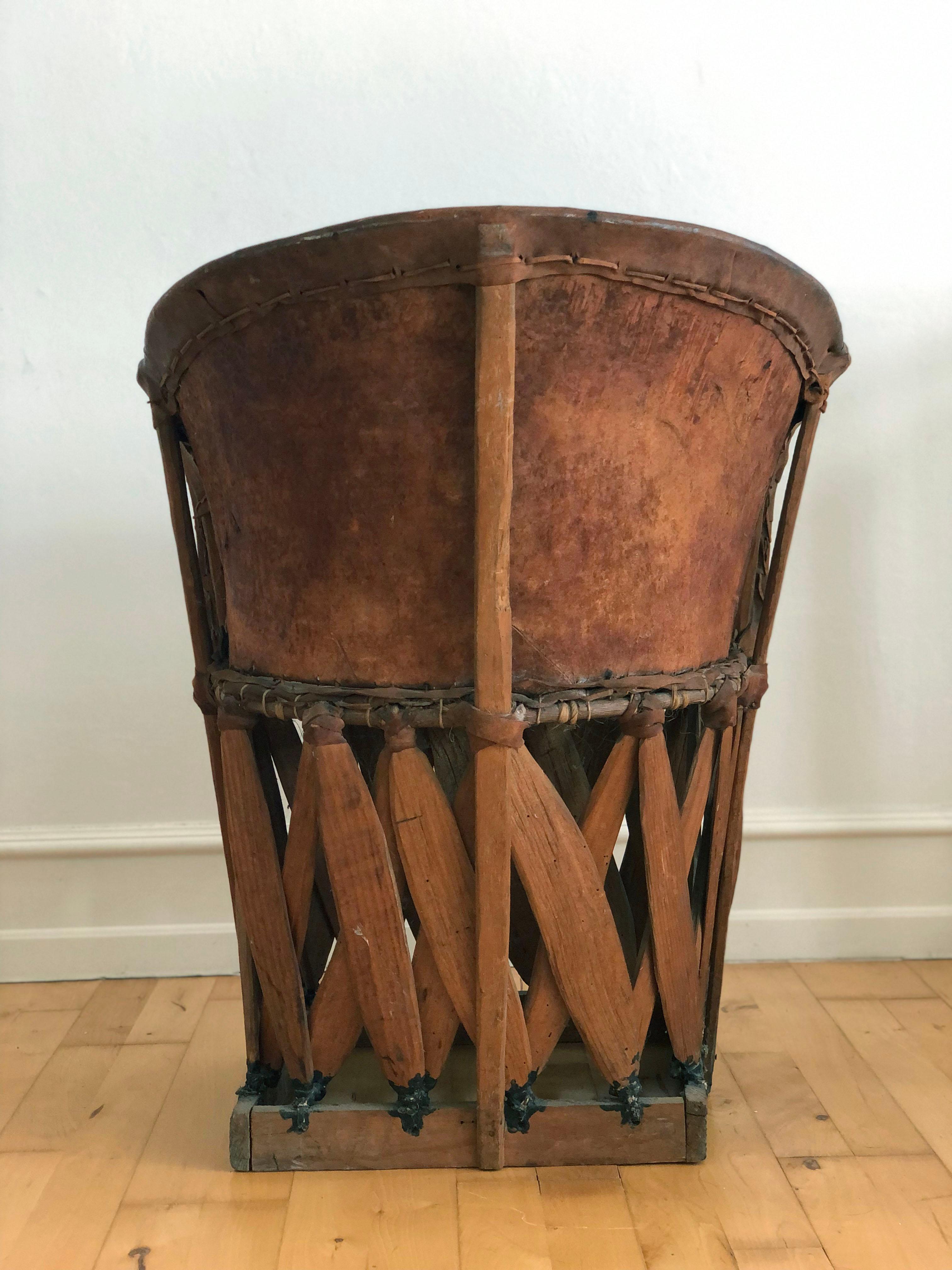 Chaise mexicaine Equipale Folk Art avec scène peinte à la main 1930s en vente 2