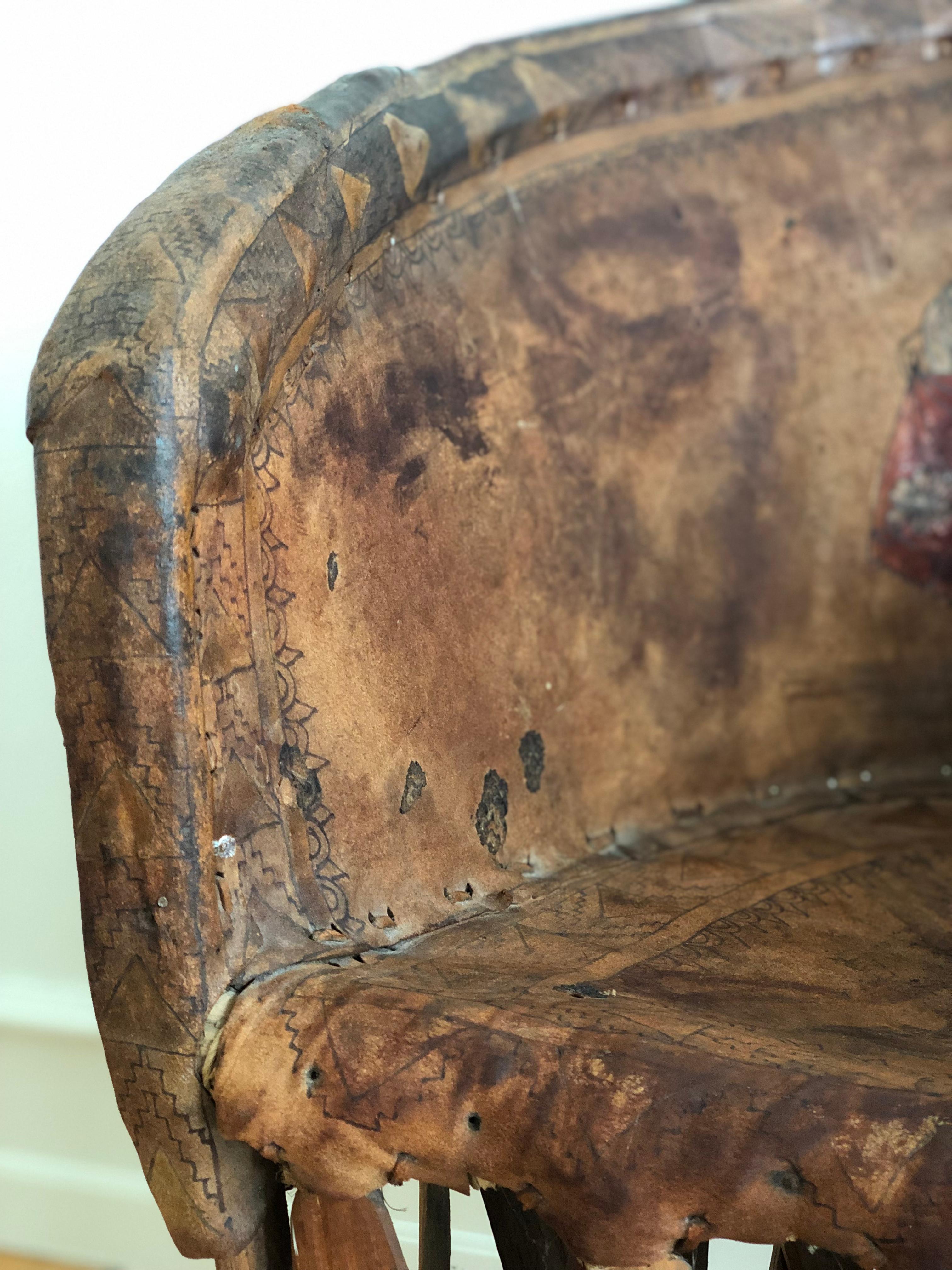 Artisanat Chaise mexicaine Equipale Folk Art avec scène peinte à la main 1930s en vente