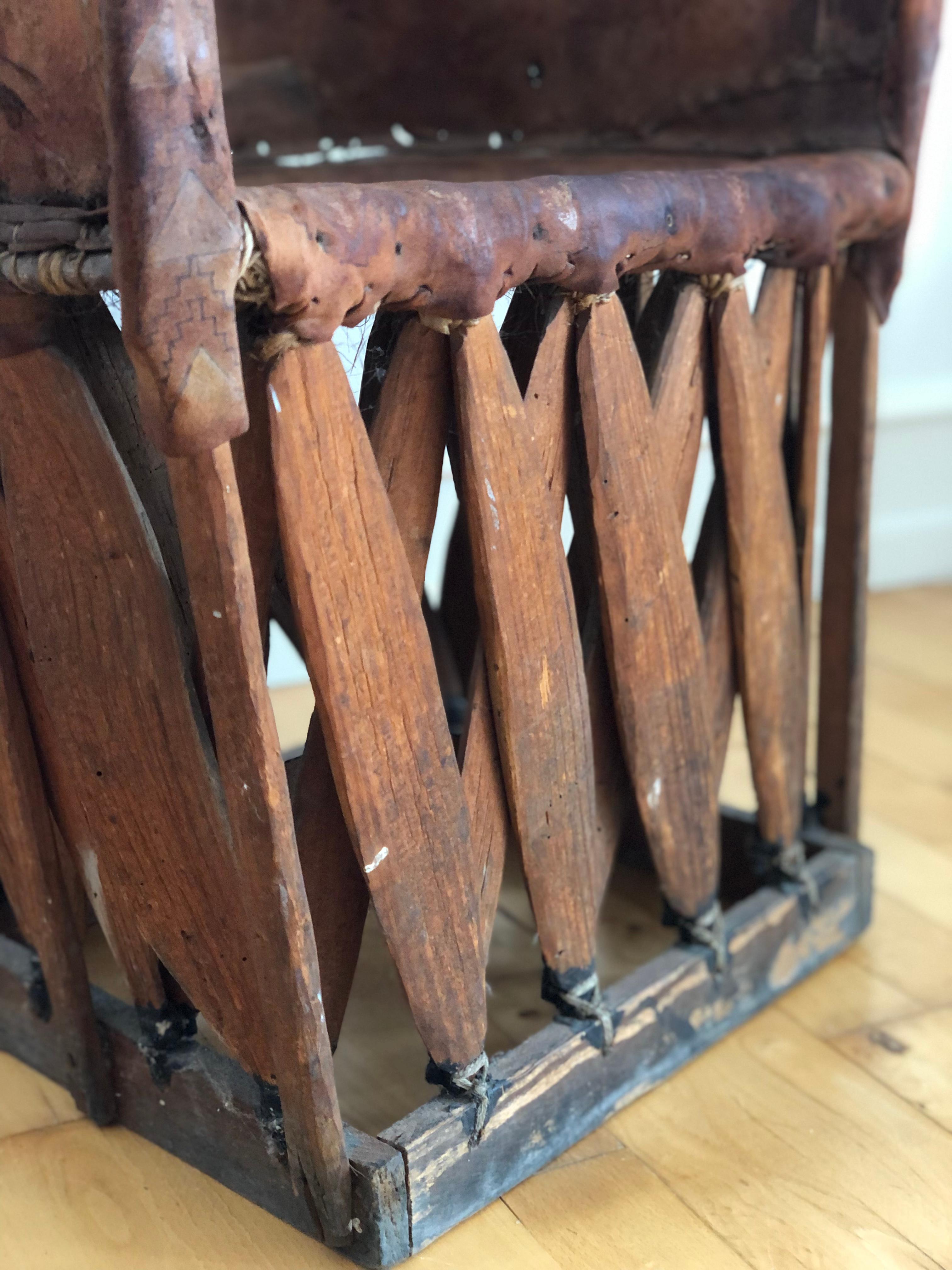 Mexicain Chaise mexicaine Equipale Folk Art avec scène peinte à la main 1930s en vente