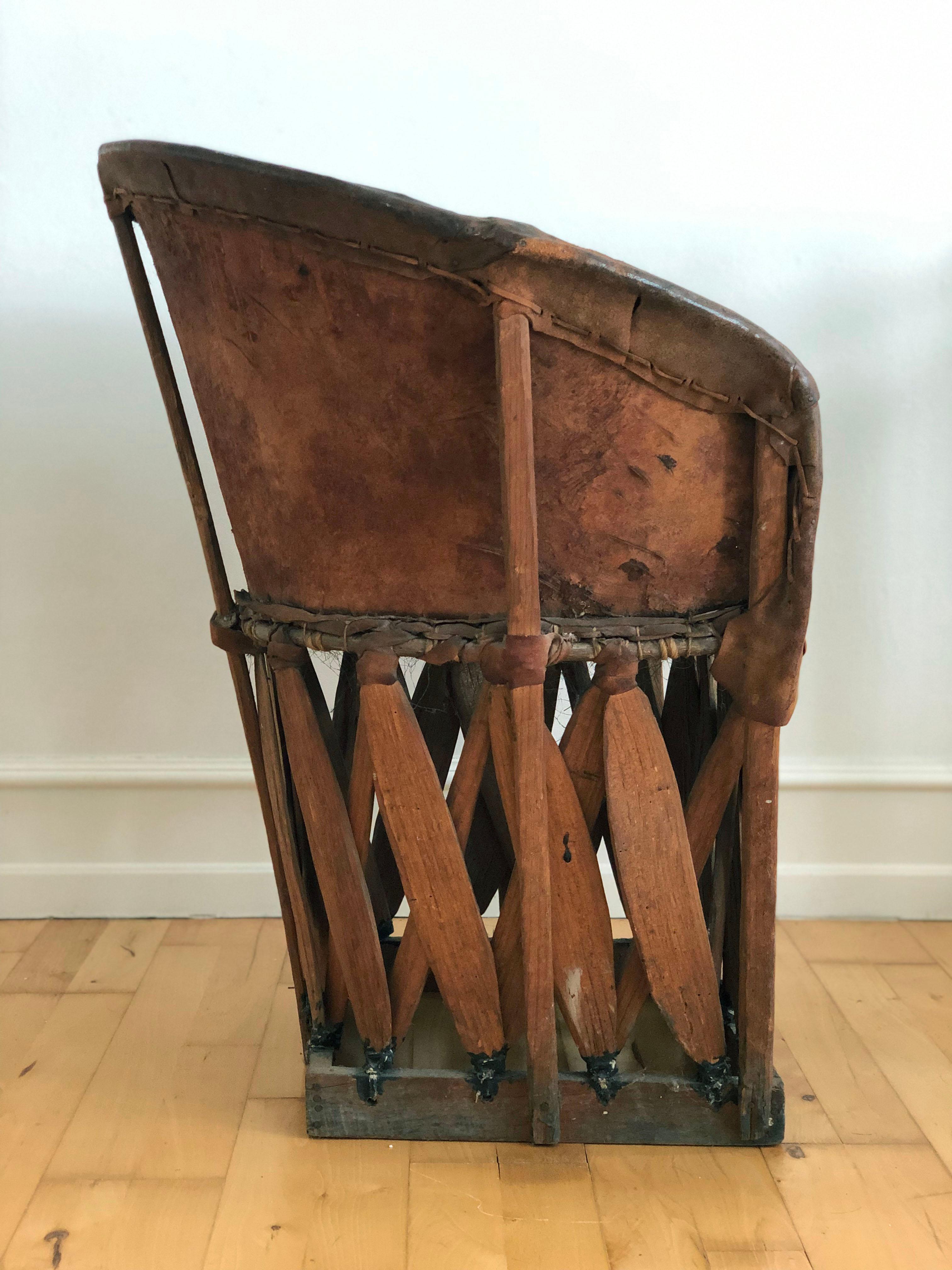 Chaise mexicaine Equipale Folk Art avec scène peinte à la main 1930s Bon état - En vente à Sakskøbing, DK