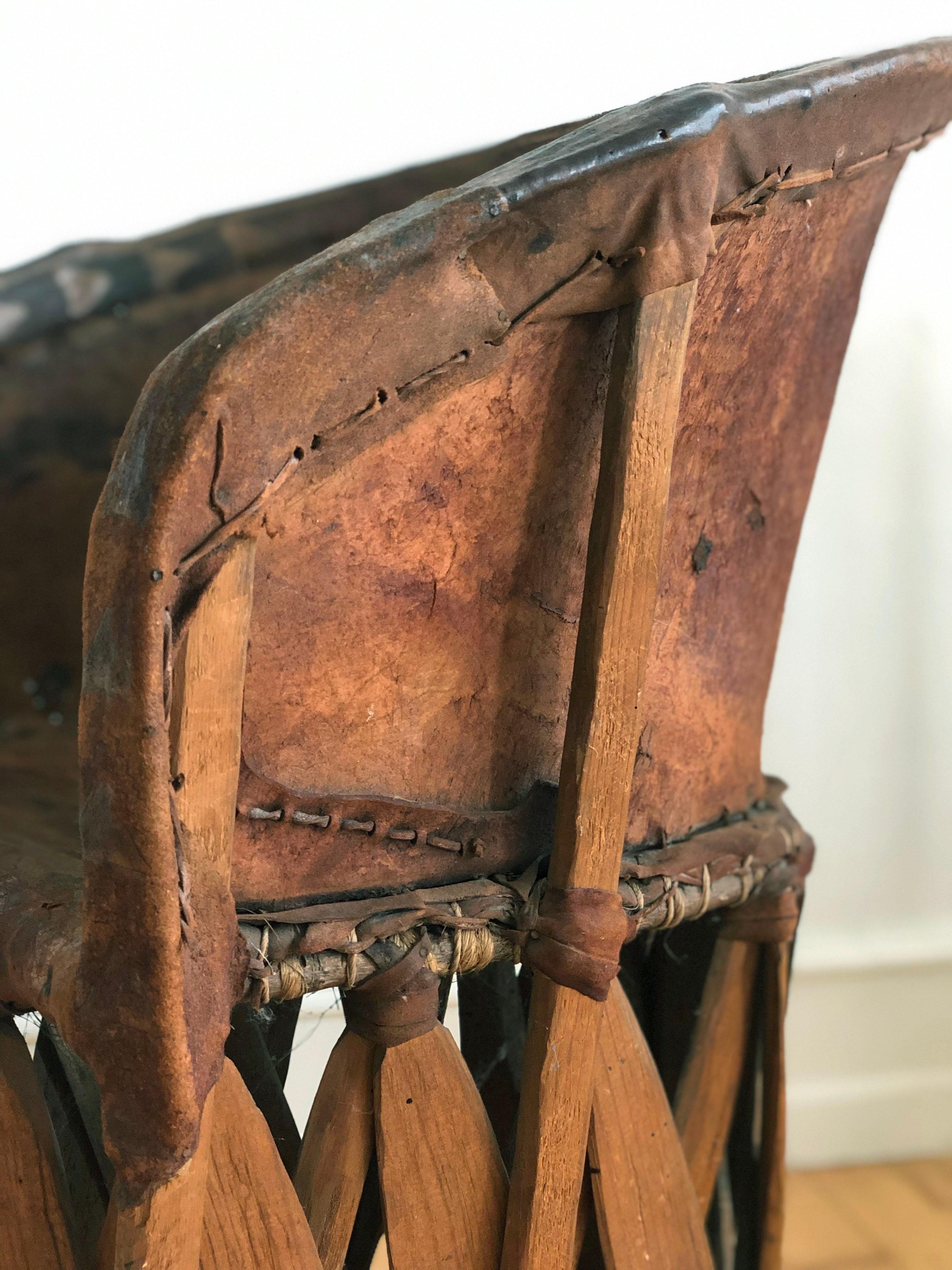 Cuir Chaise mexicaine Equipale Folk Art avec scène peinte à la main 1930s en vente