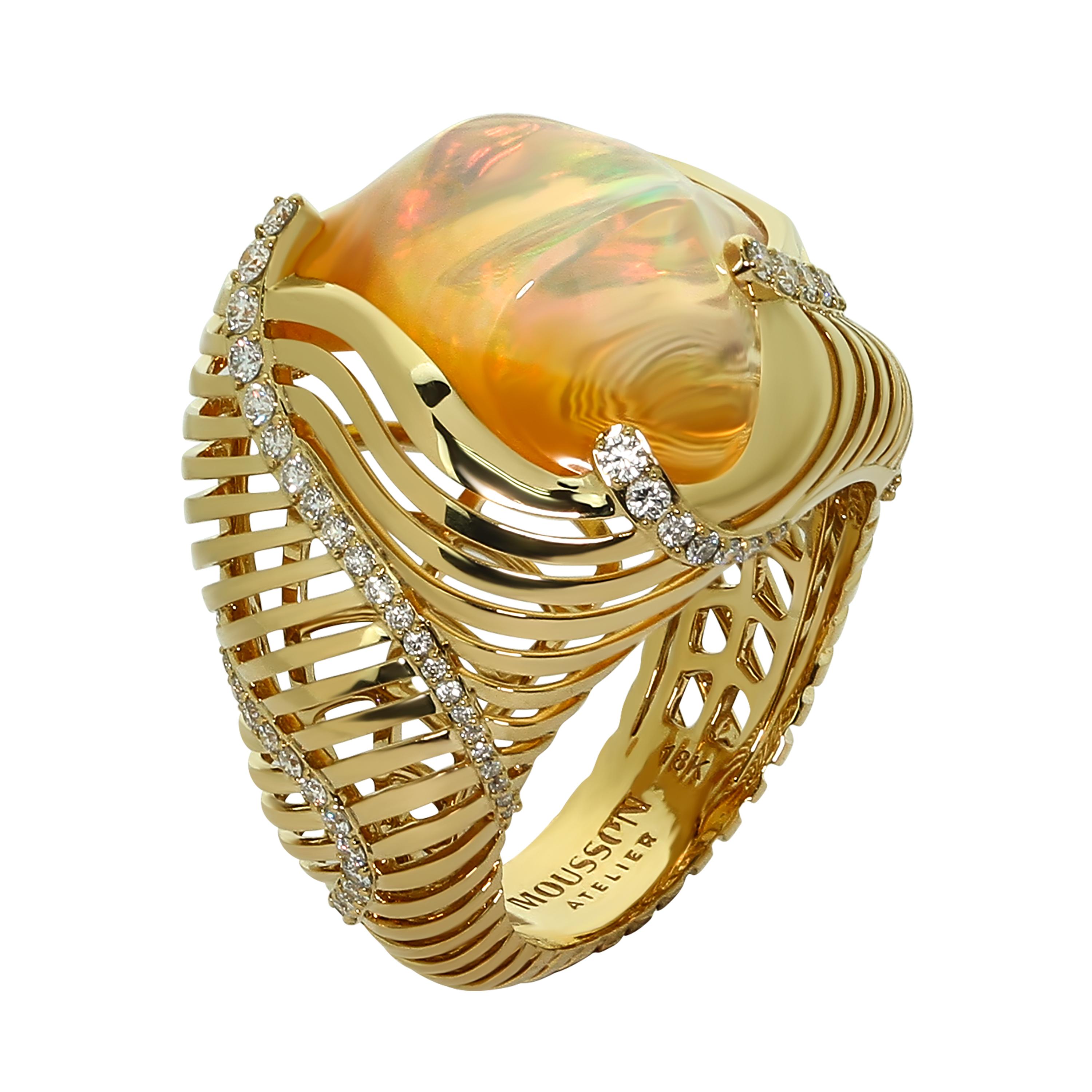 Ring aus 18 Karat Gelbgold mit mexikanischem Feueropal und Diamanten in Weiß
Opale lassen sich im Gegensatz zu vielen anderen Steinen kaum schleifen, sie sind immer einzigartig. Schmuck mit Opalen ist daher immer Improvisation. So war es auch bei