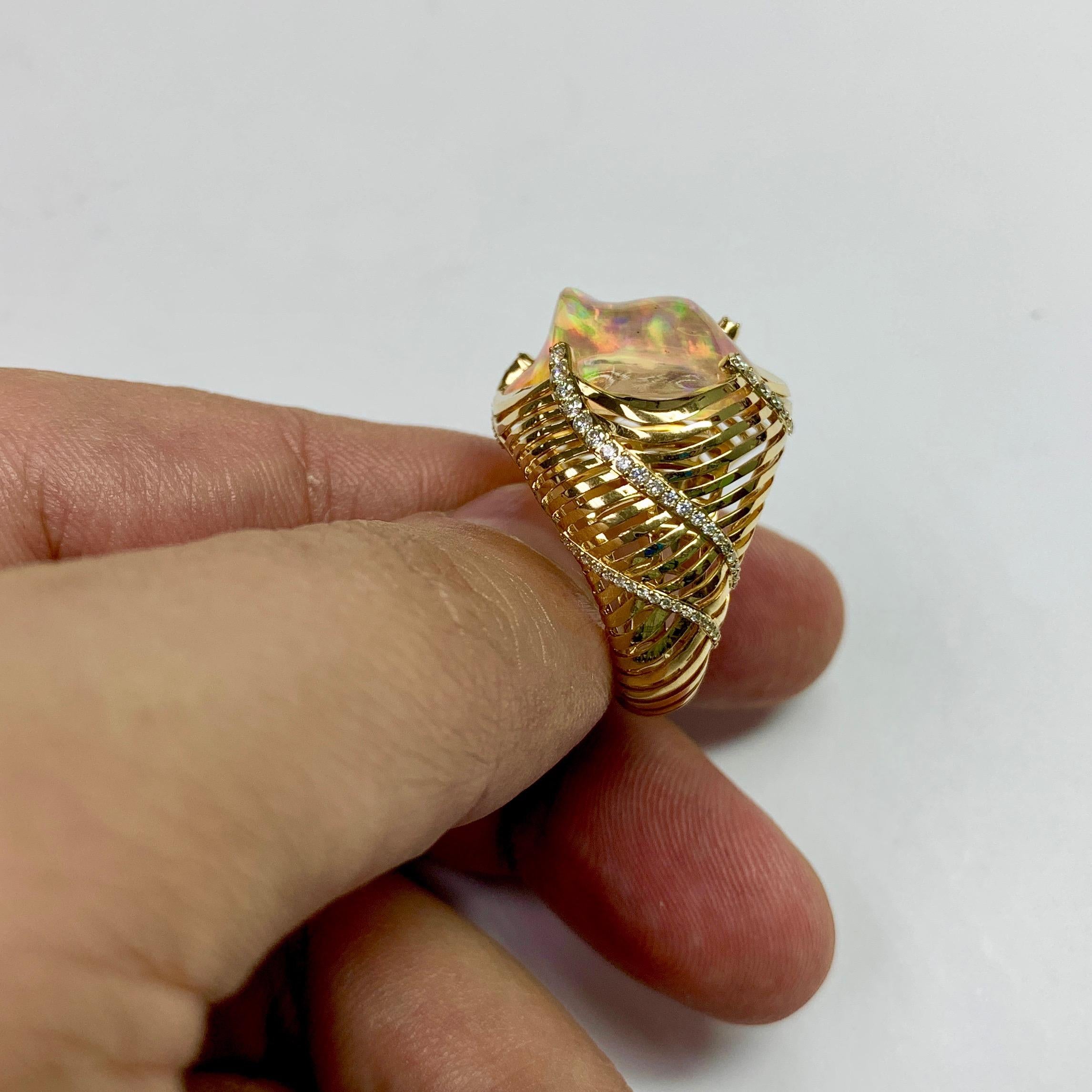 Ring aus 18 Karat Gelbgold mit mexikanischem Feueropal und Diamanten in Weiß (Zeitgenössisch) im Angebot