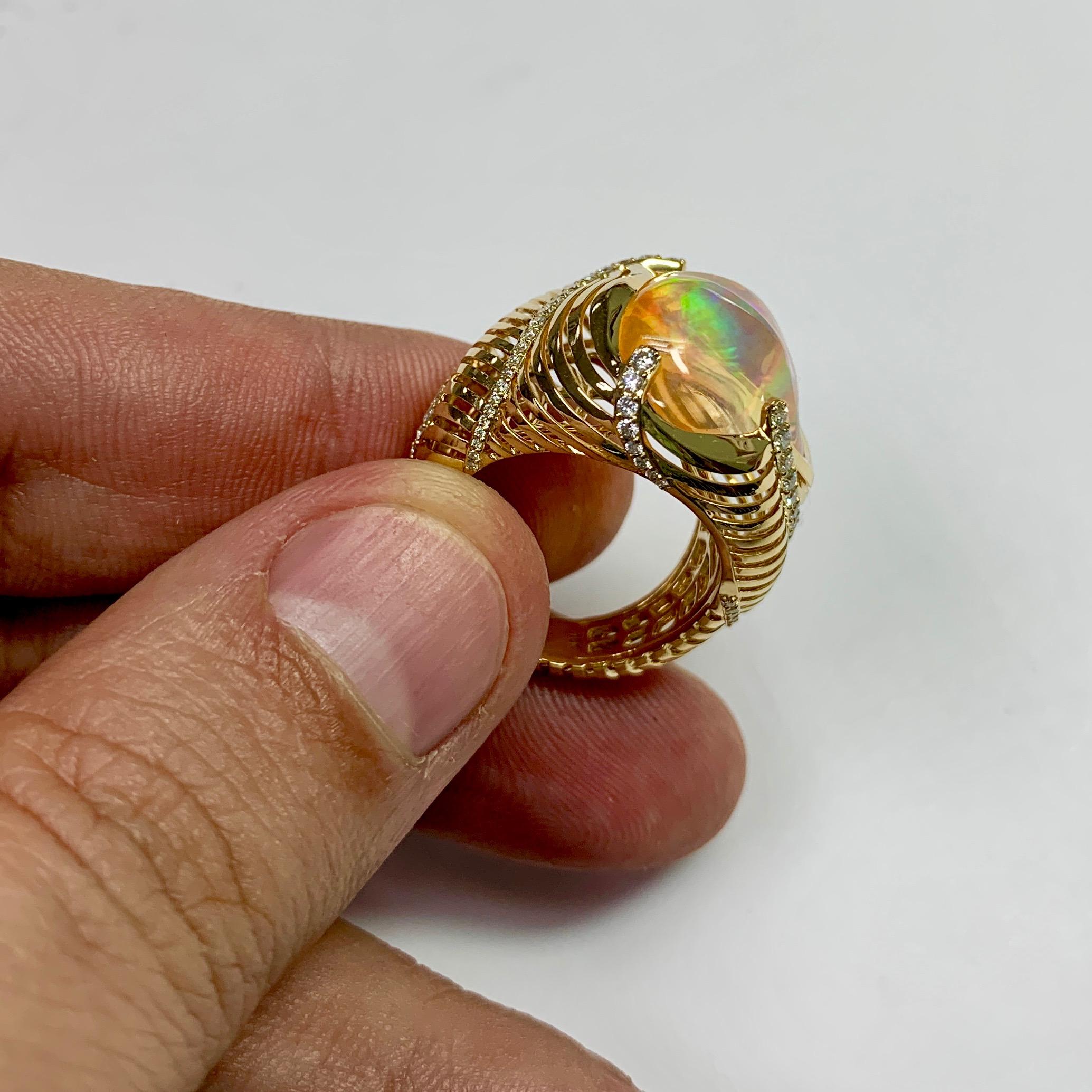 Ring aus 18 Karat Gelbgold mit mexikanischem Feueropal und Diamanten in Weiß (Kegel-Cabochon) im Angebot