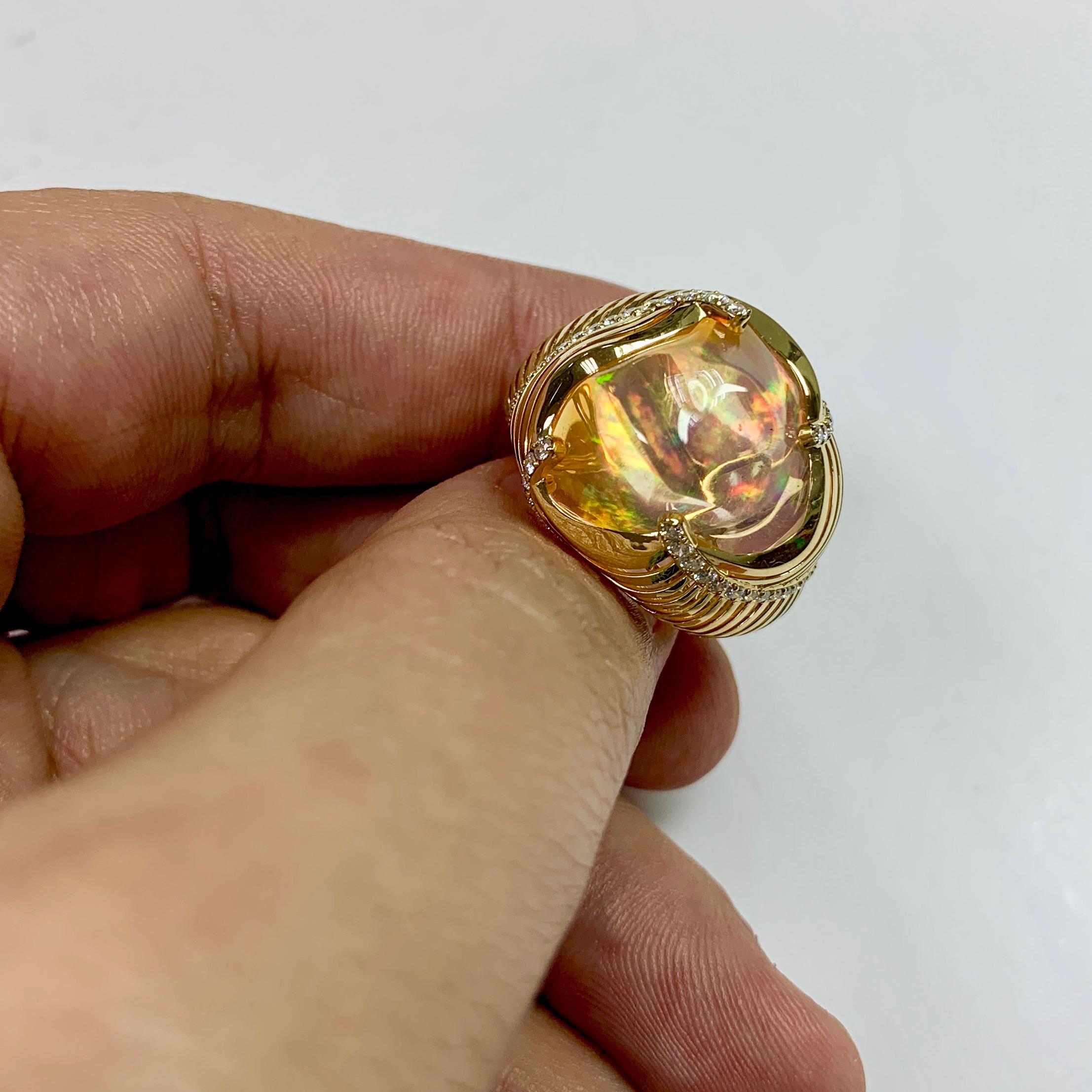 Ring aus 18 Karat Gelbgold mit mexikanischem Feueropal und Diamanten in Weiß im Zustand „Hervorragend“ im Angebot in Bangkok, TH