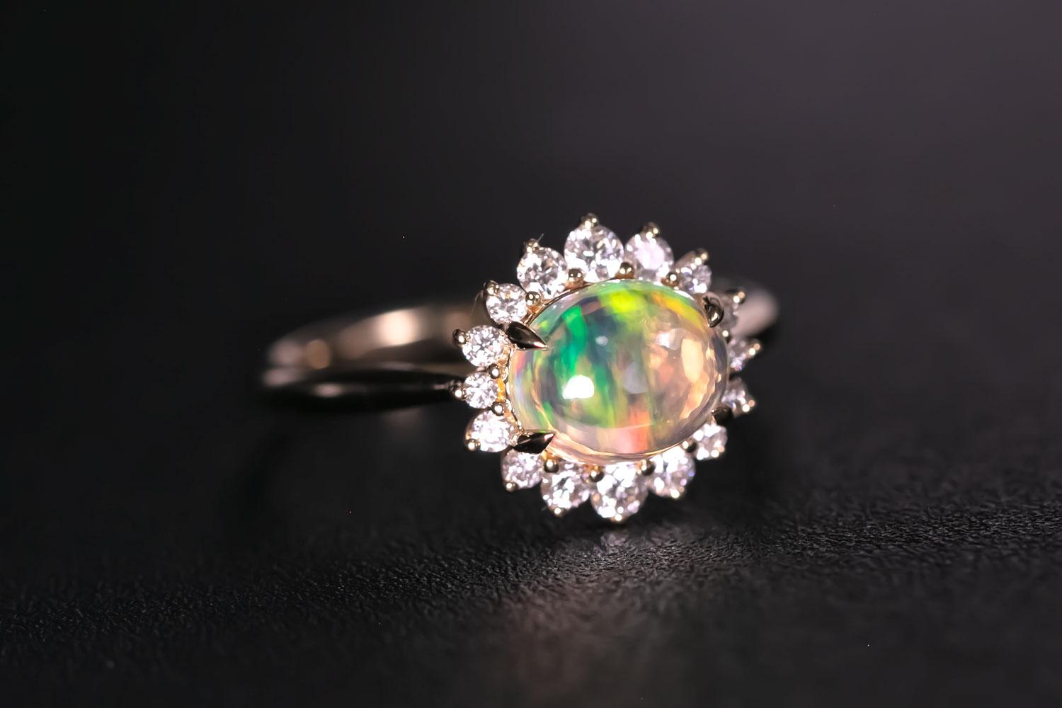 Anello di fidanzamento messicano con opale di fuoco e diamanti a raggiera in oro giallo 18 carati in vendita 4