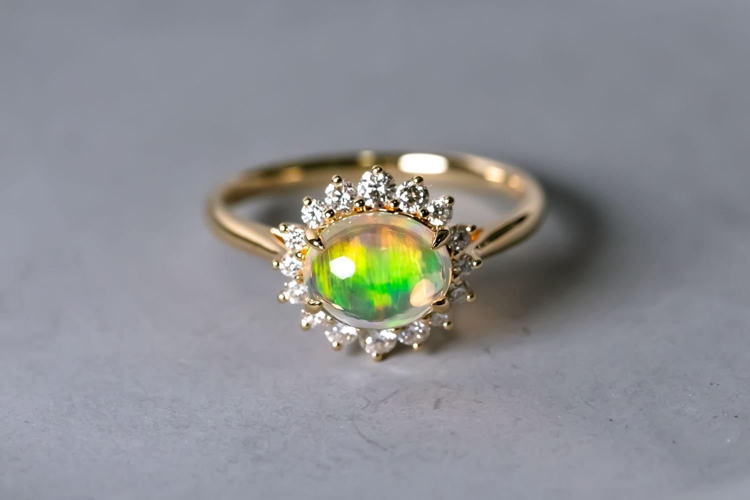 Anello di fidanzamento messicano con opale di fuoco e diamanti a raggiera in oro giallo 18 carati in vendita 1