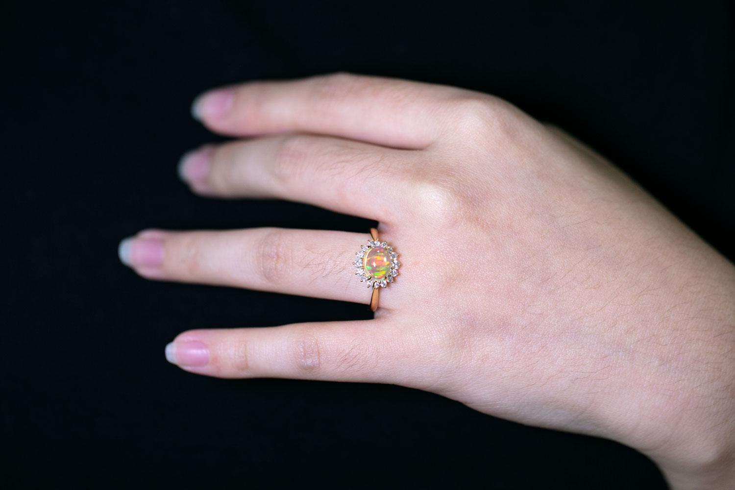 Anello di fidanzamento messicano con opale di fuoco e diamanti a raggiera in oro giallo 18 carati in vendita 2