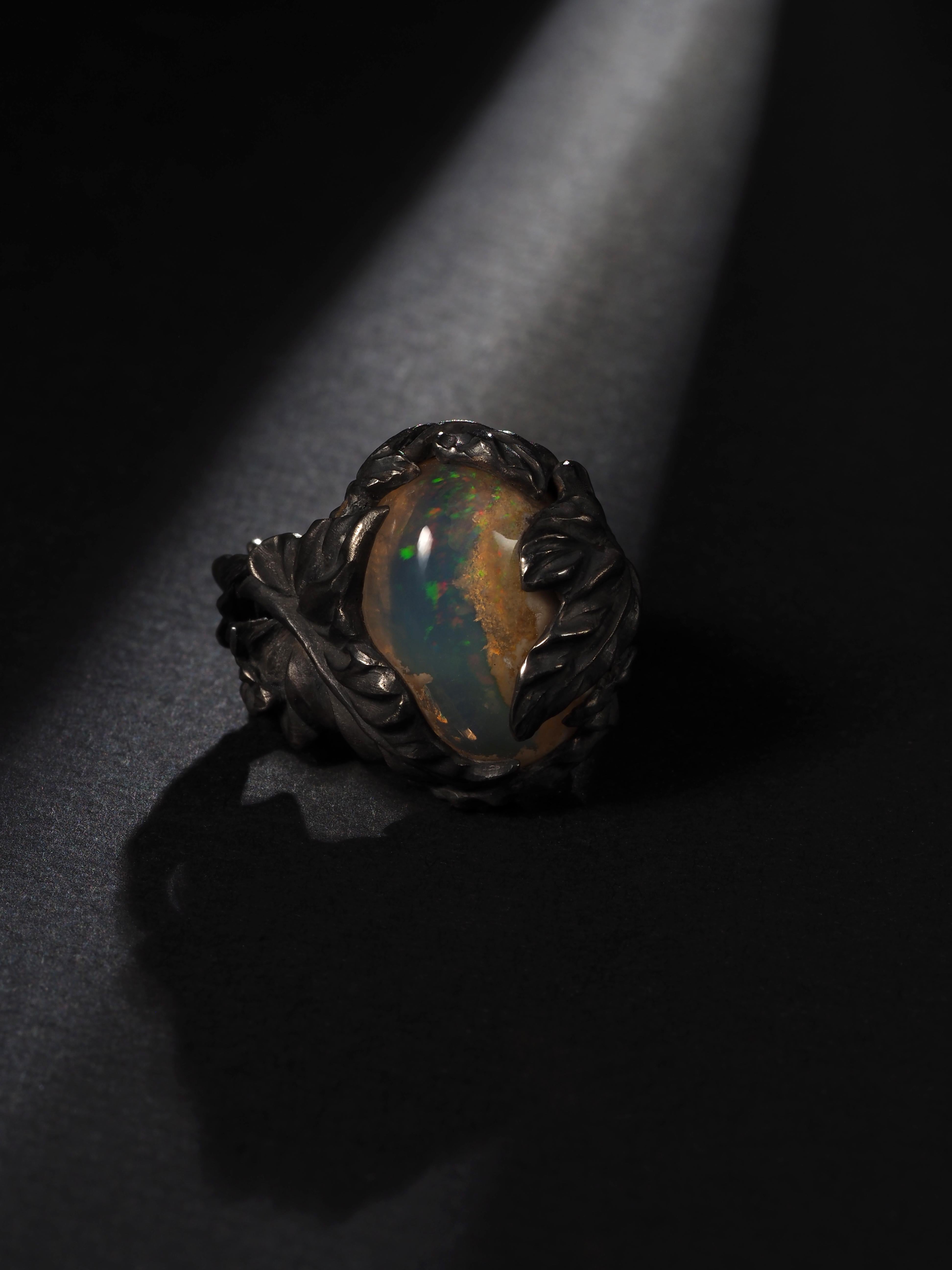 Taille ovale Opale de feu mexicaine Bague lierre en argent patiné Bague de déclaration en vente