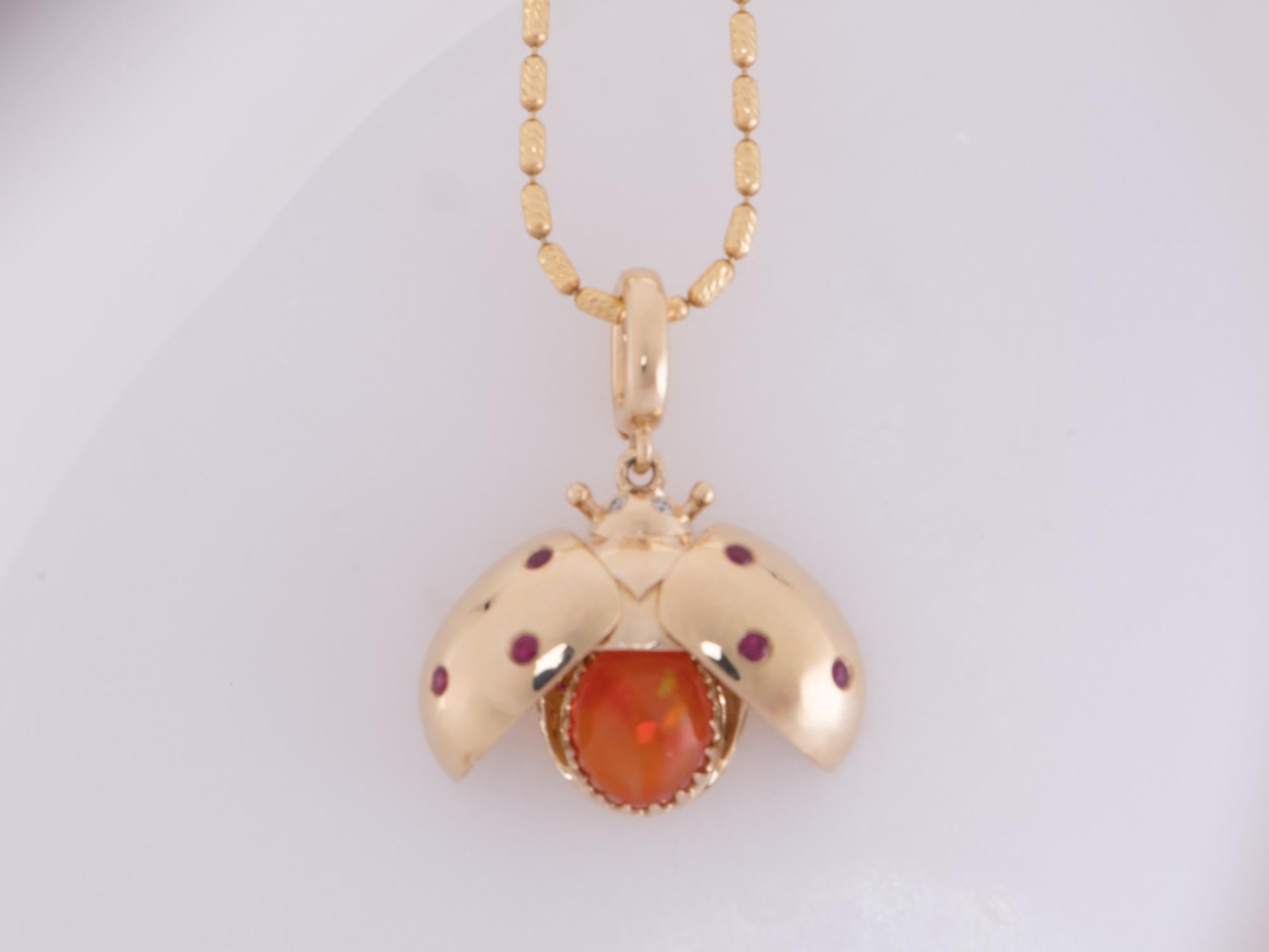 ♥ Mexican Fire Opal Ladybug Pendant Moving Wings 14K Gold Ruby Diamond Spots
♥ The item measures 23mm in length including the bail, 11.6mm in width, and 6.2mm in height.
♥ Material: 14K Gold
♥ Gemstone: Opal, 0.93ct. Diamond, ruby
♥ All stone(s)
