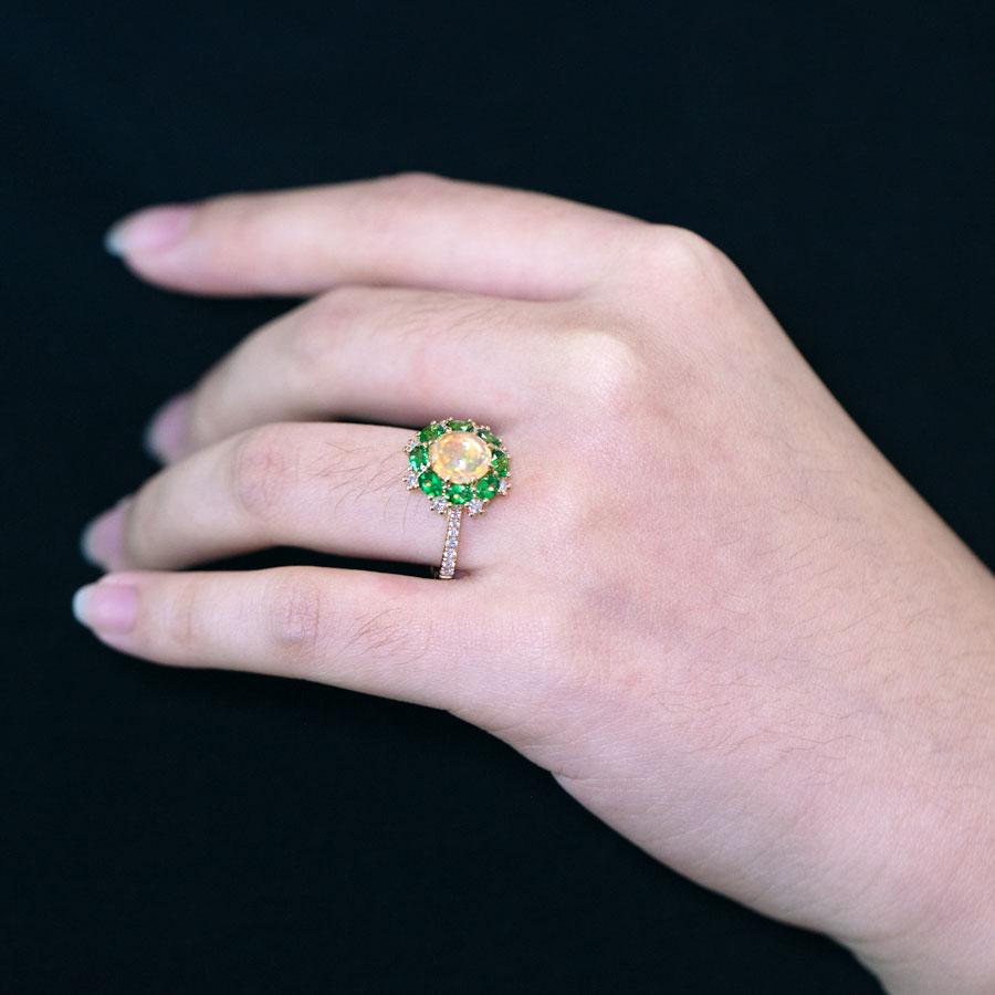 Arts and Crafts Anello di fidanzamento messicano con diamante e opale di fuoco in oro giallo 18 carati in vendita